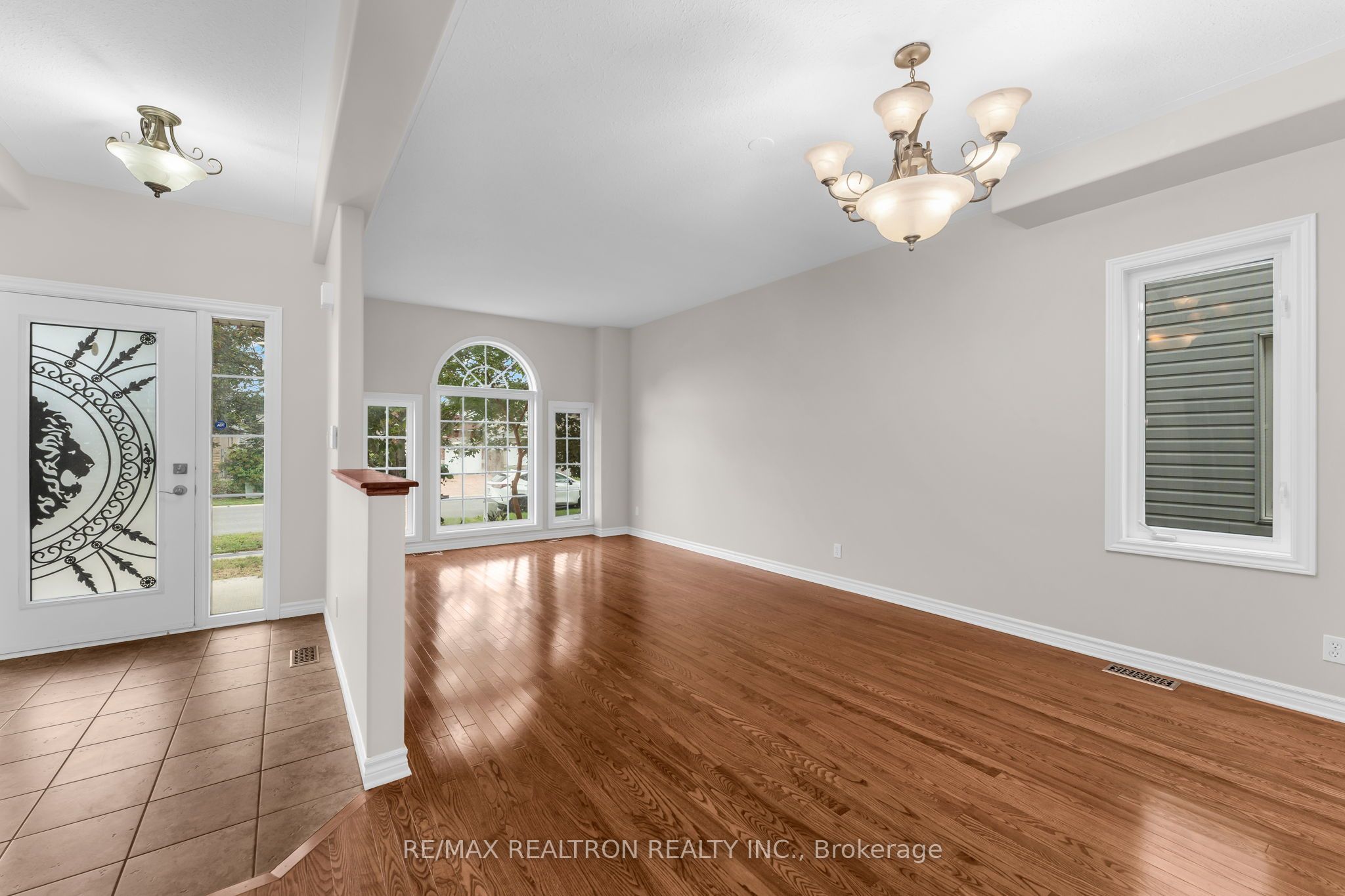 1422 Stoneridge Drive Property Photo 4