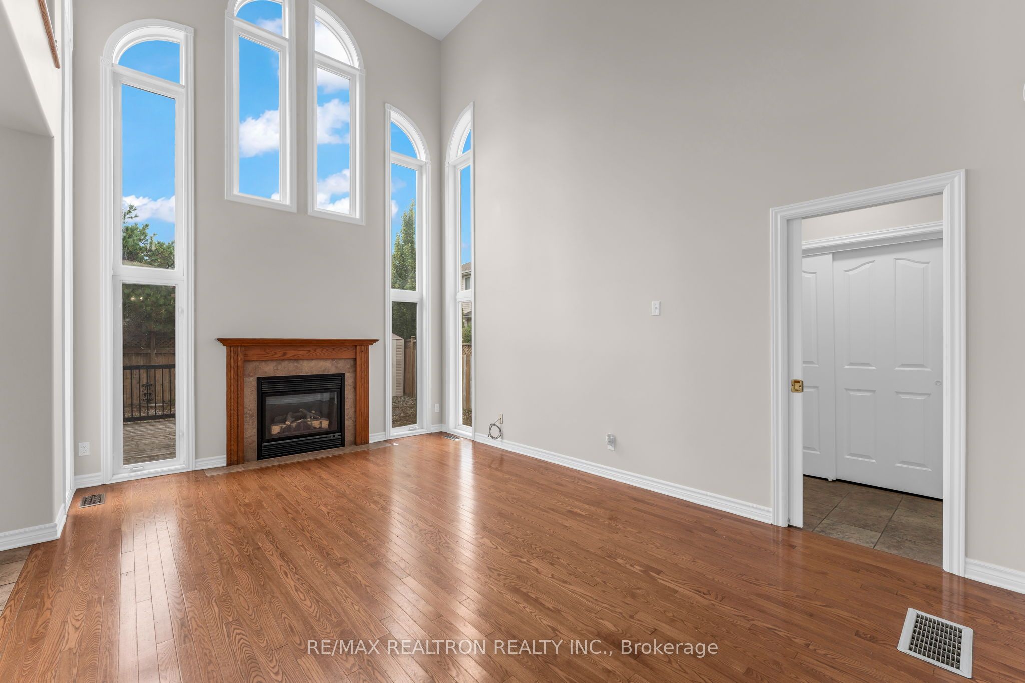 1422 Stoneridge Drive Property Photo 9