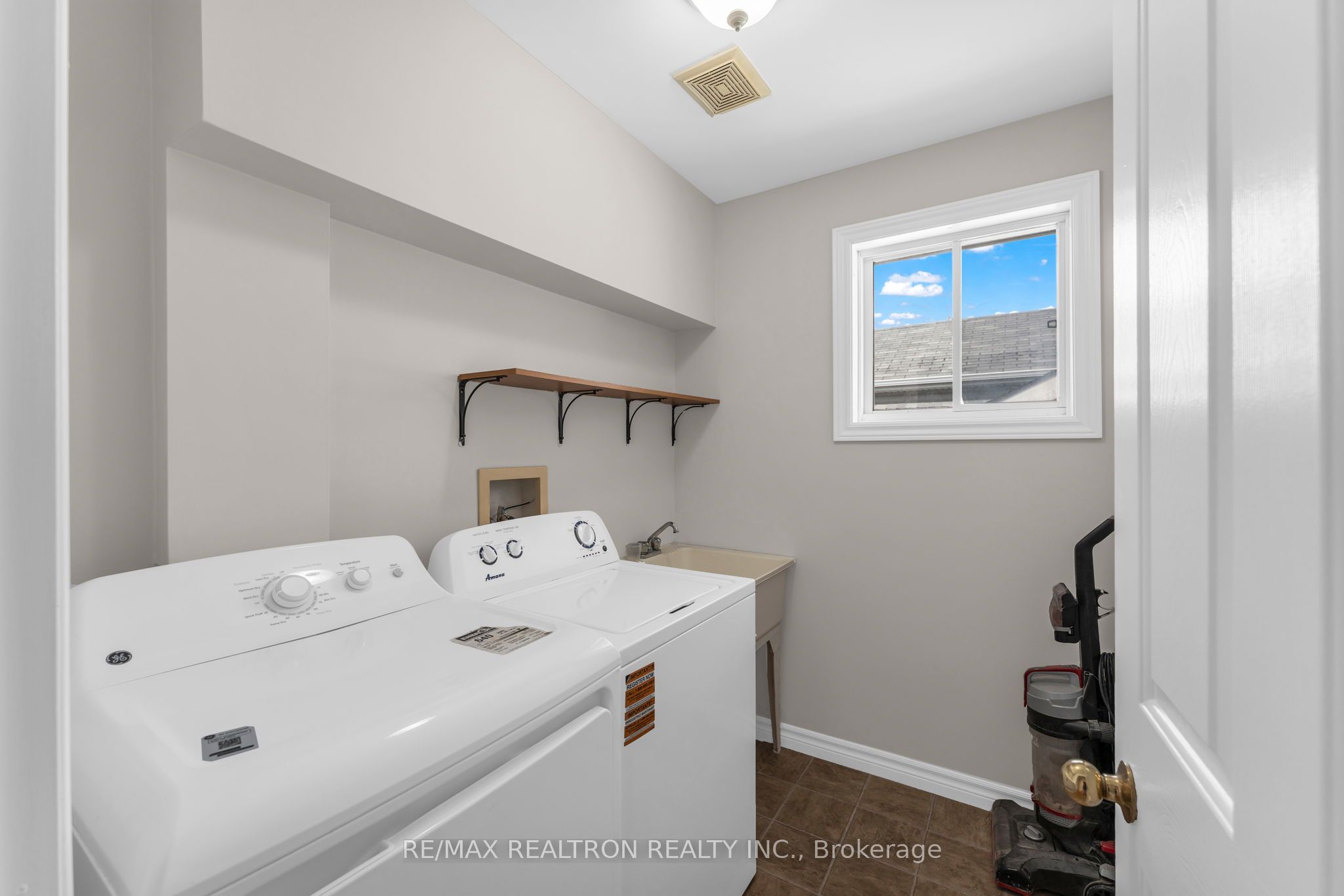 1422 Stoneridge Drive Property Photo 26