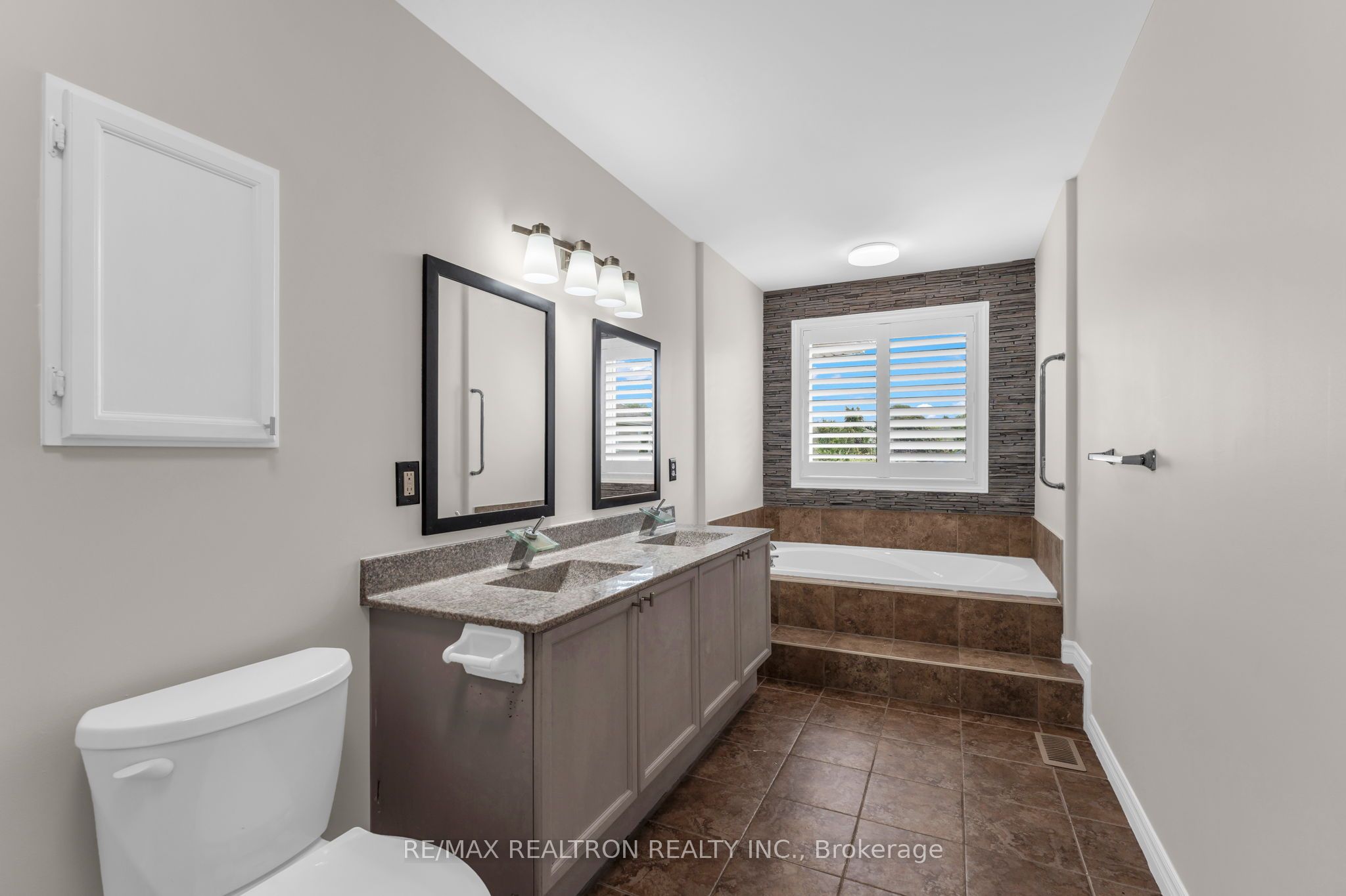 1422 Stoneridge Drive Property Photo 35
