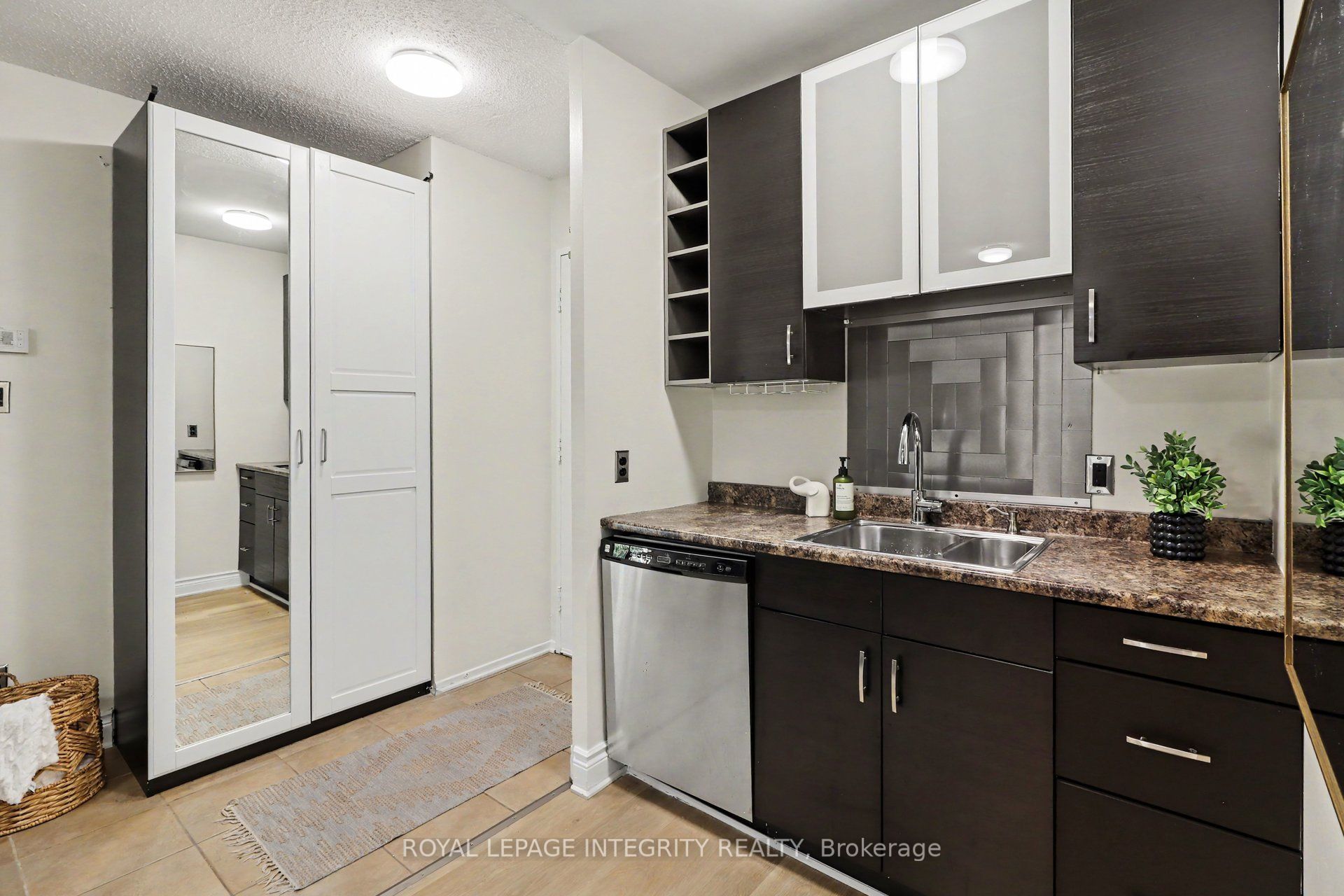 200 Bay Street S 102 Property Photo 12