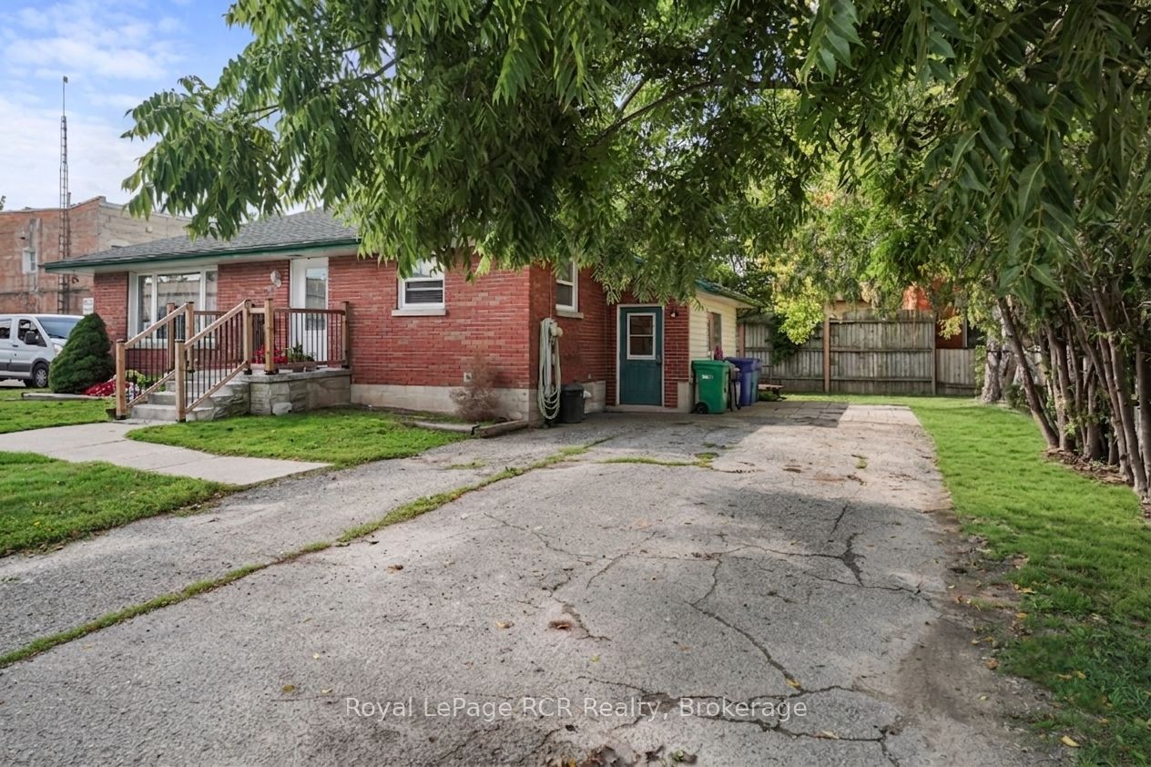 16 Patrick Street W Property Photo 3