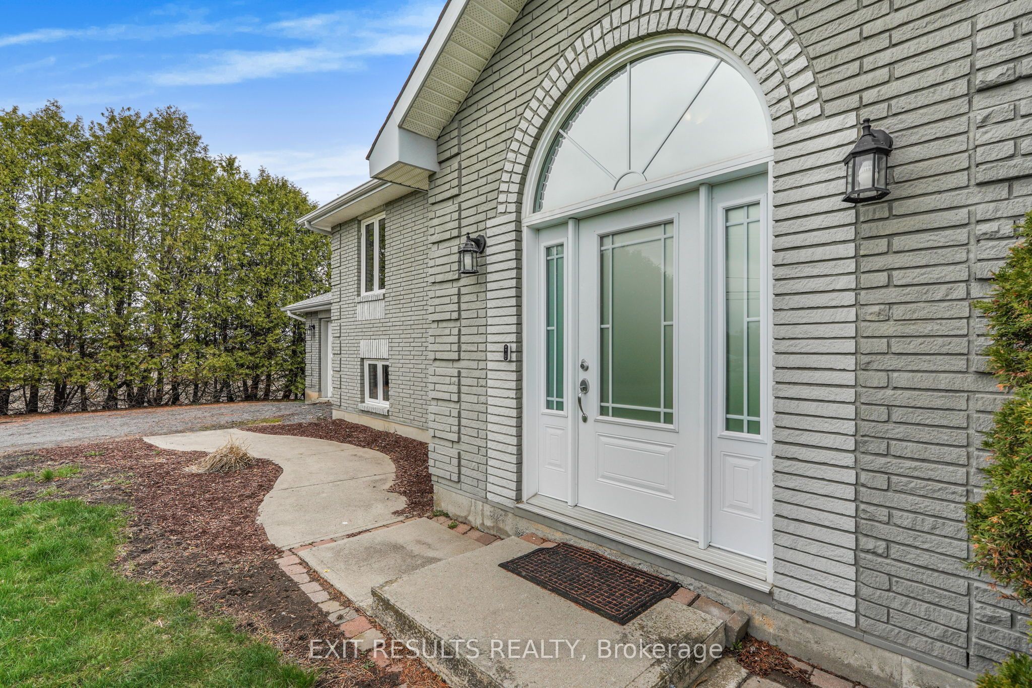 1887 Champlain Street Property Photo 4