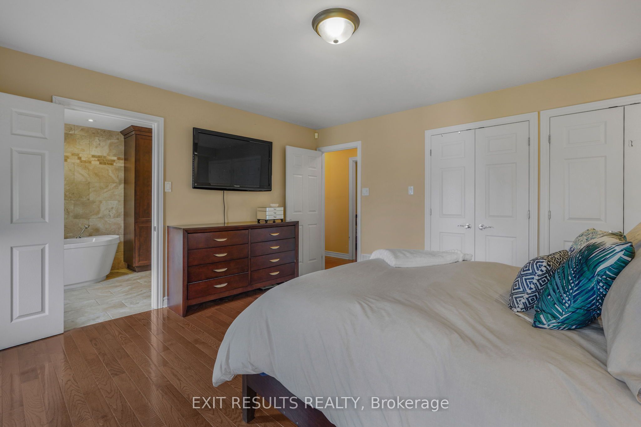 1887 Champlain Street Property Photo 22