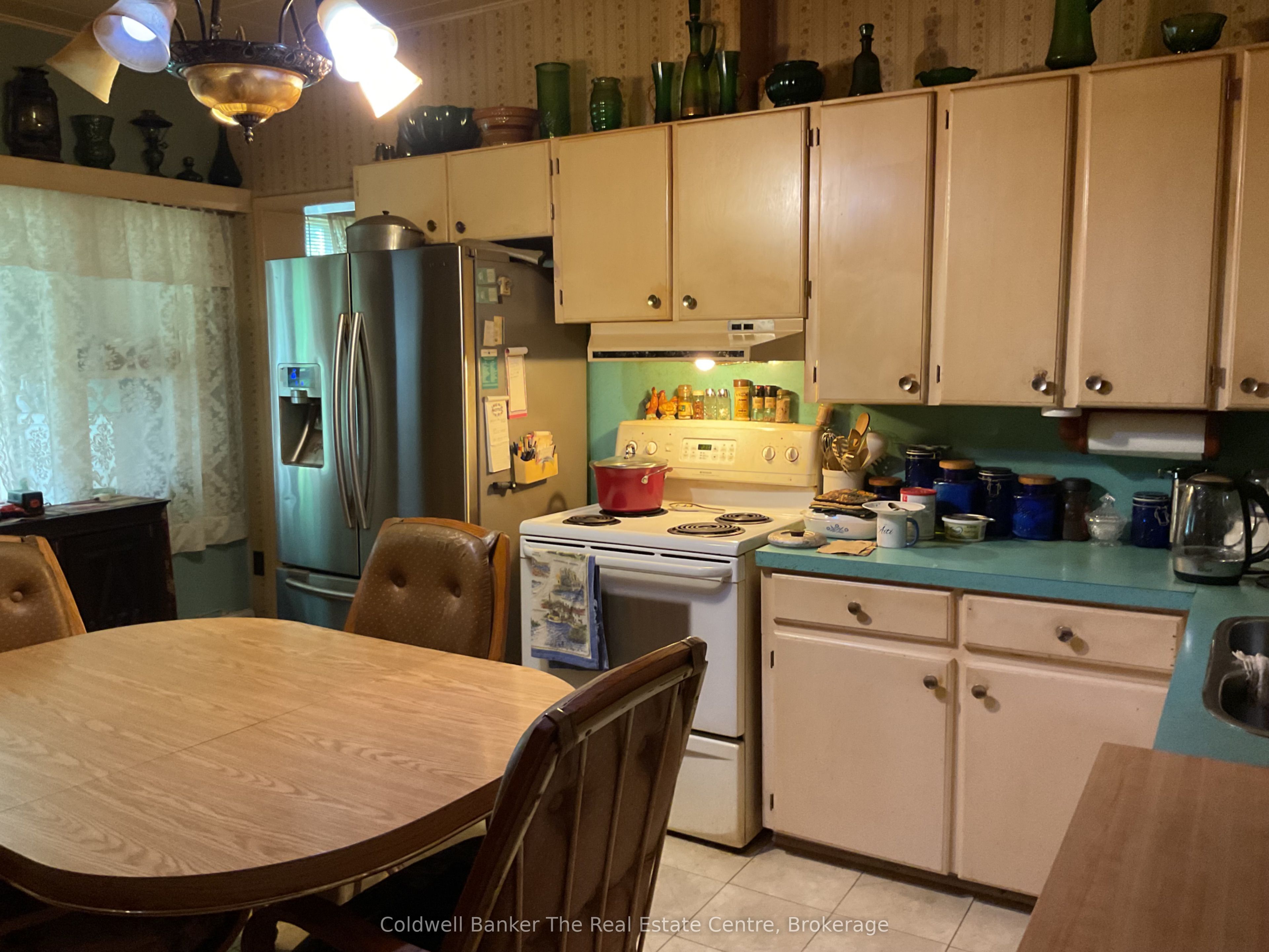 610 John Street S Property Photo 4