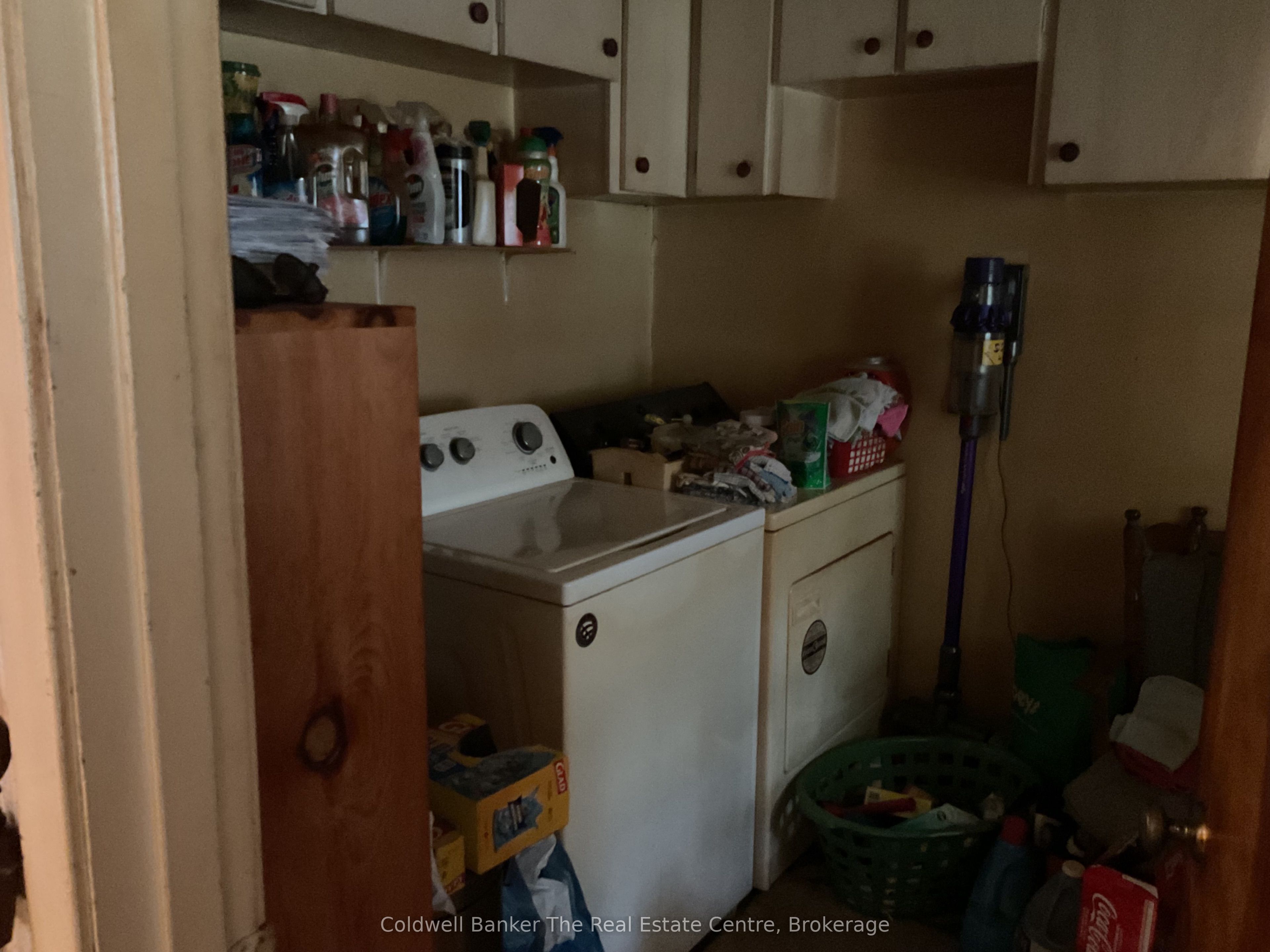 610 John Street S Property Photo 8