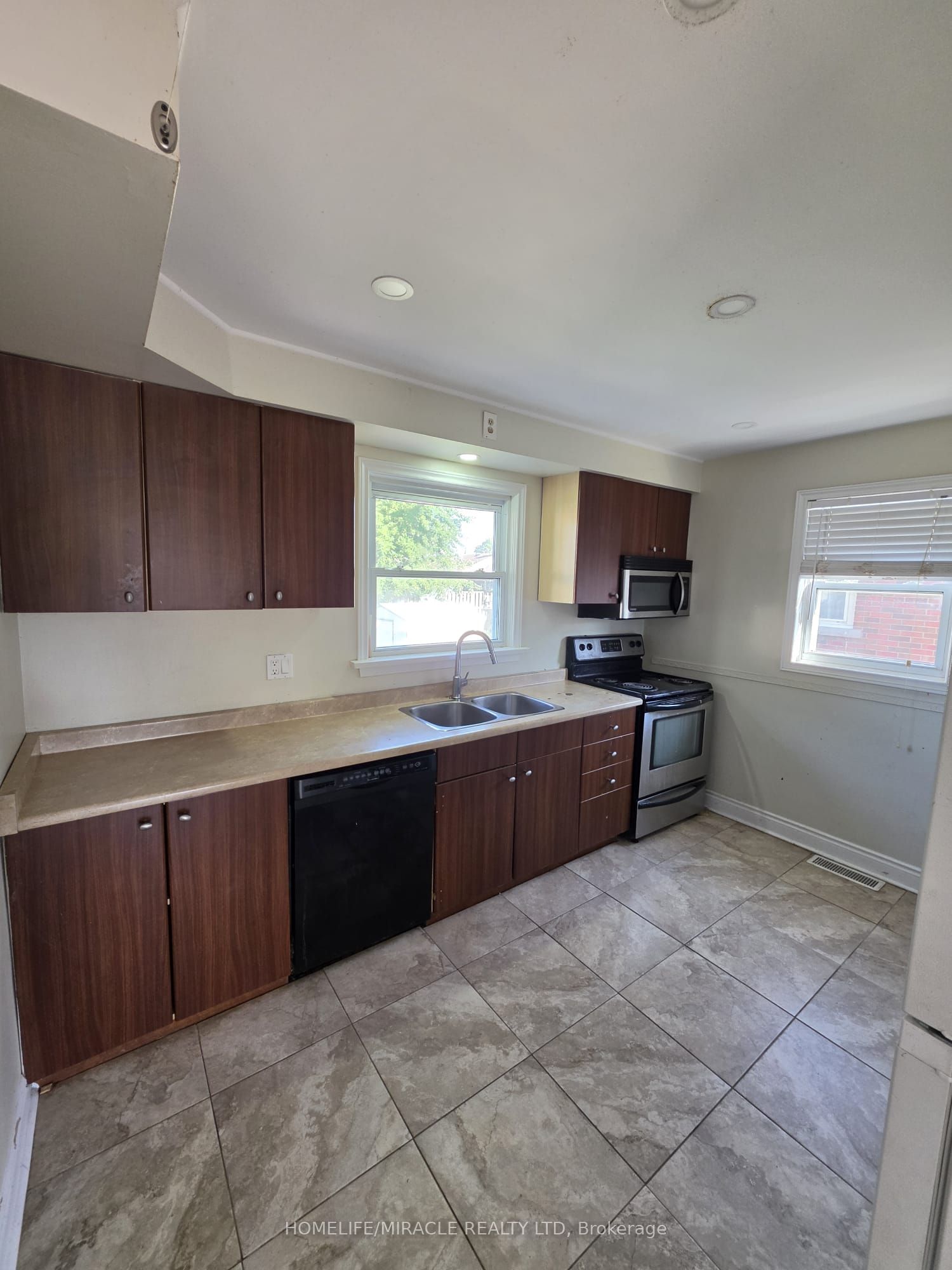 7150 Douglas Crescent Property Photo 4