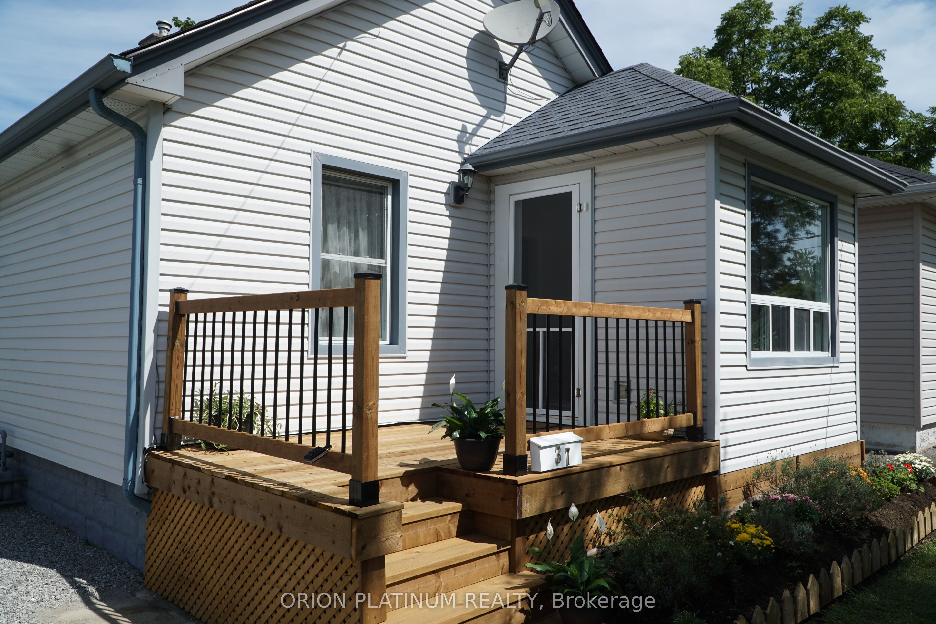 37 Chetwood Street N Property Photo 2