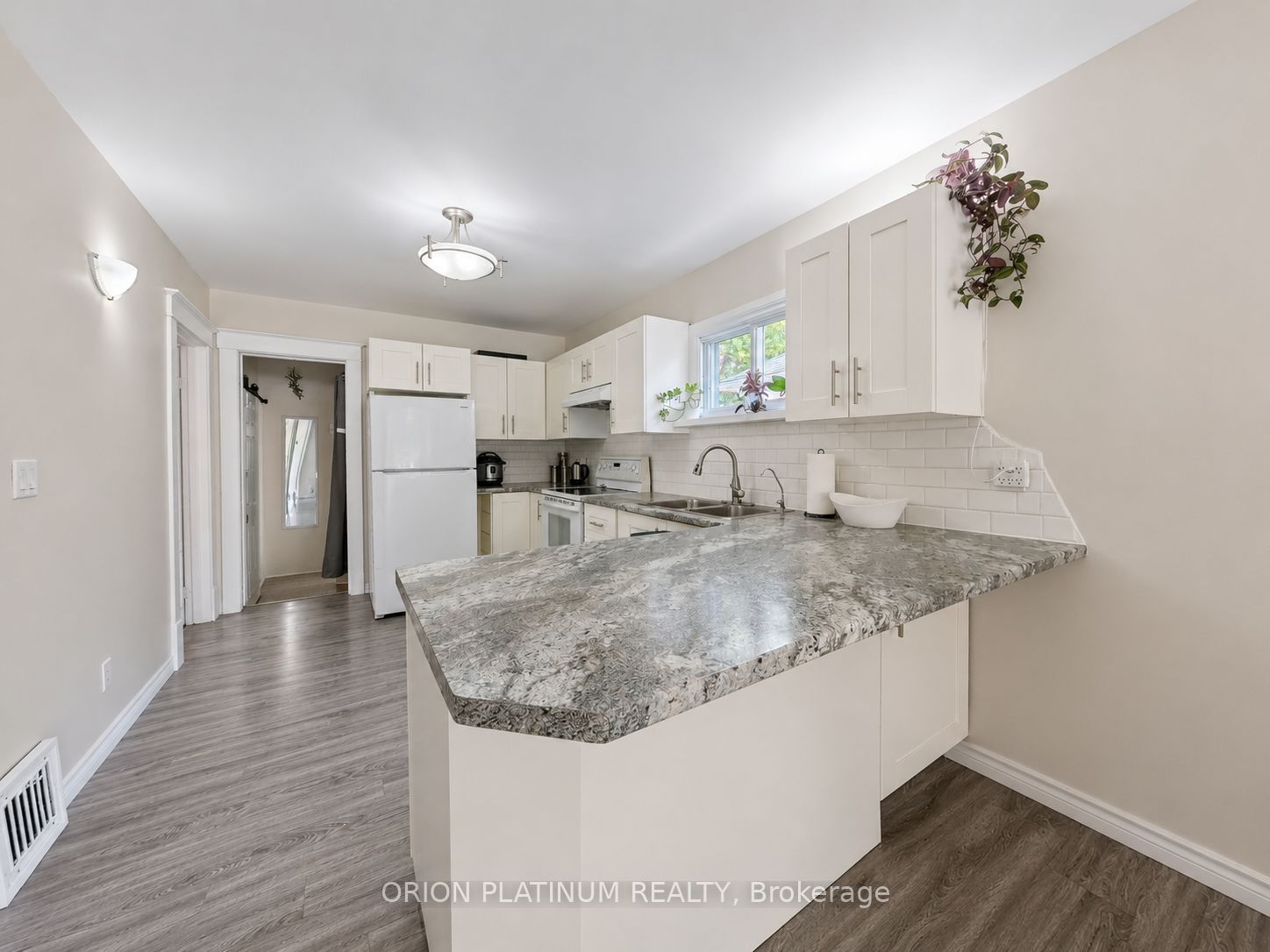 37 Chetwood Street N Property Photo 6