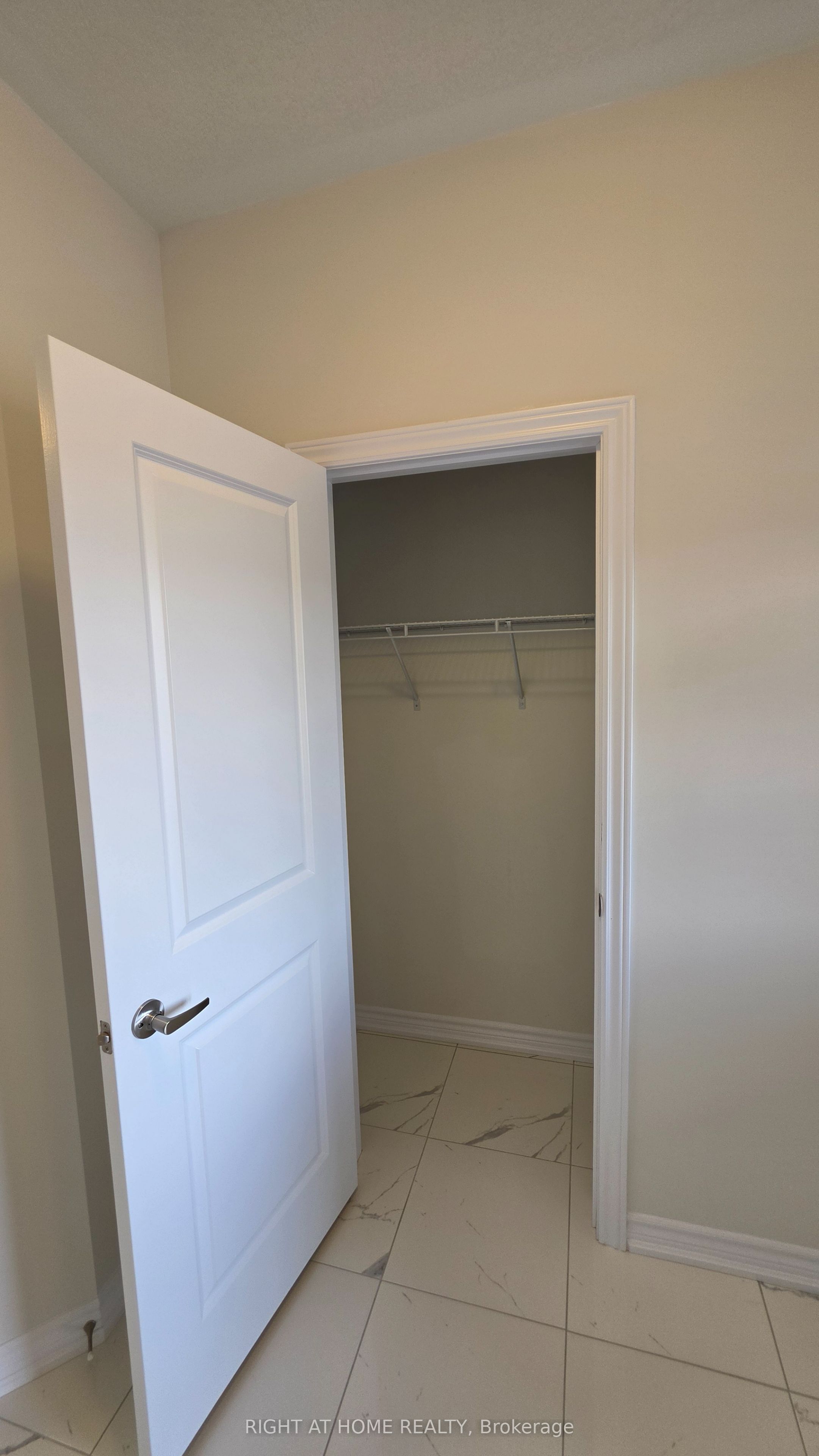 233 Postill Street Property Photo 4
