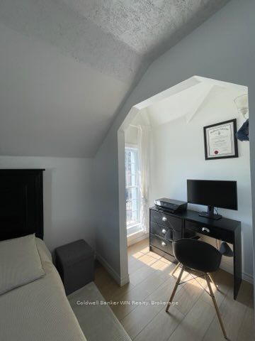 16 Queen Street N 1 Property Photo 10