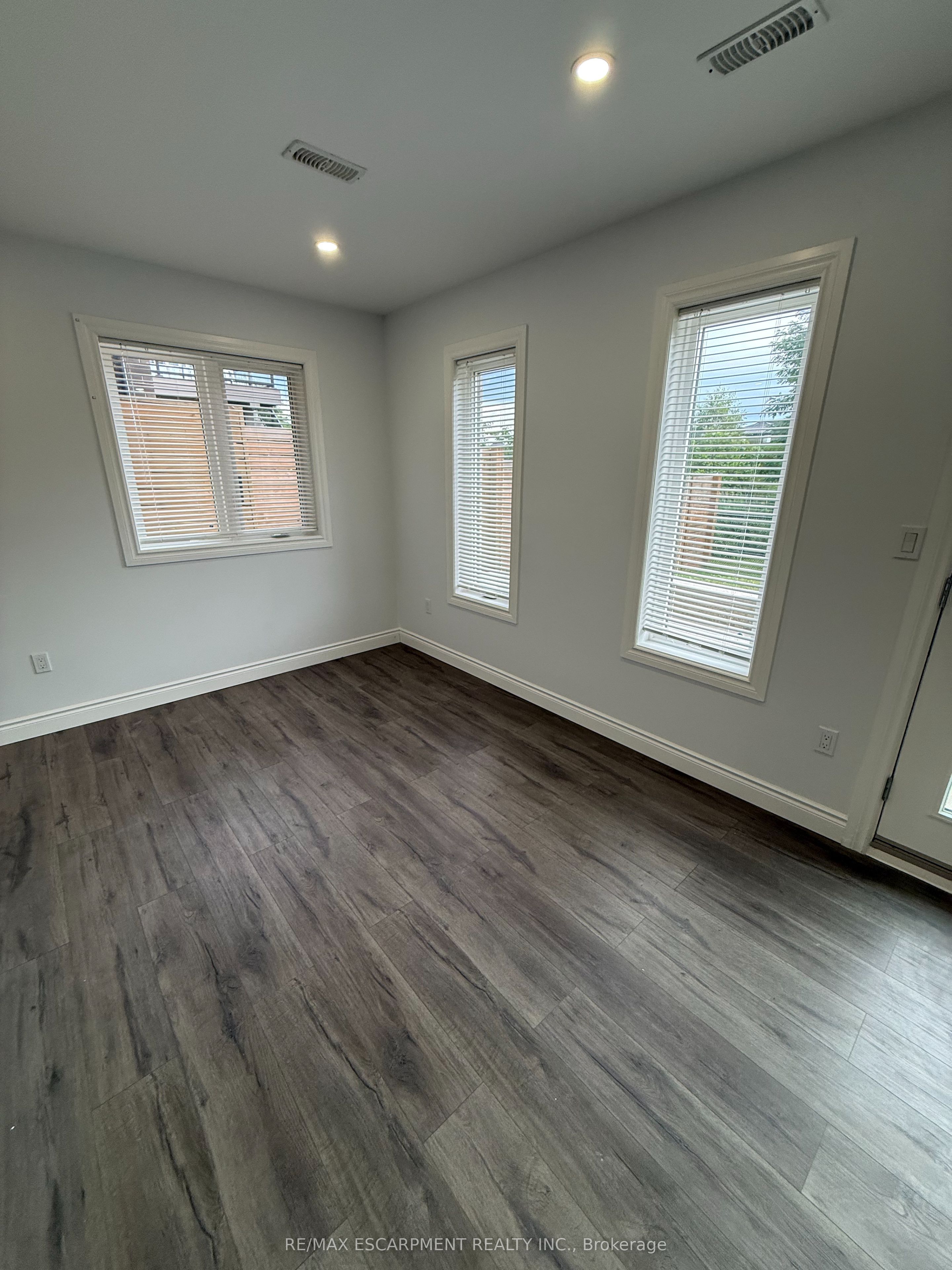 27 Deerfield Lane Lower Property Photo 12