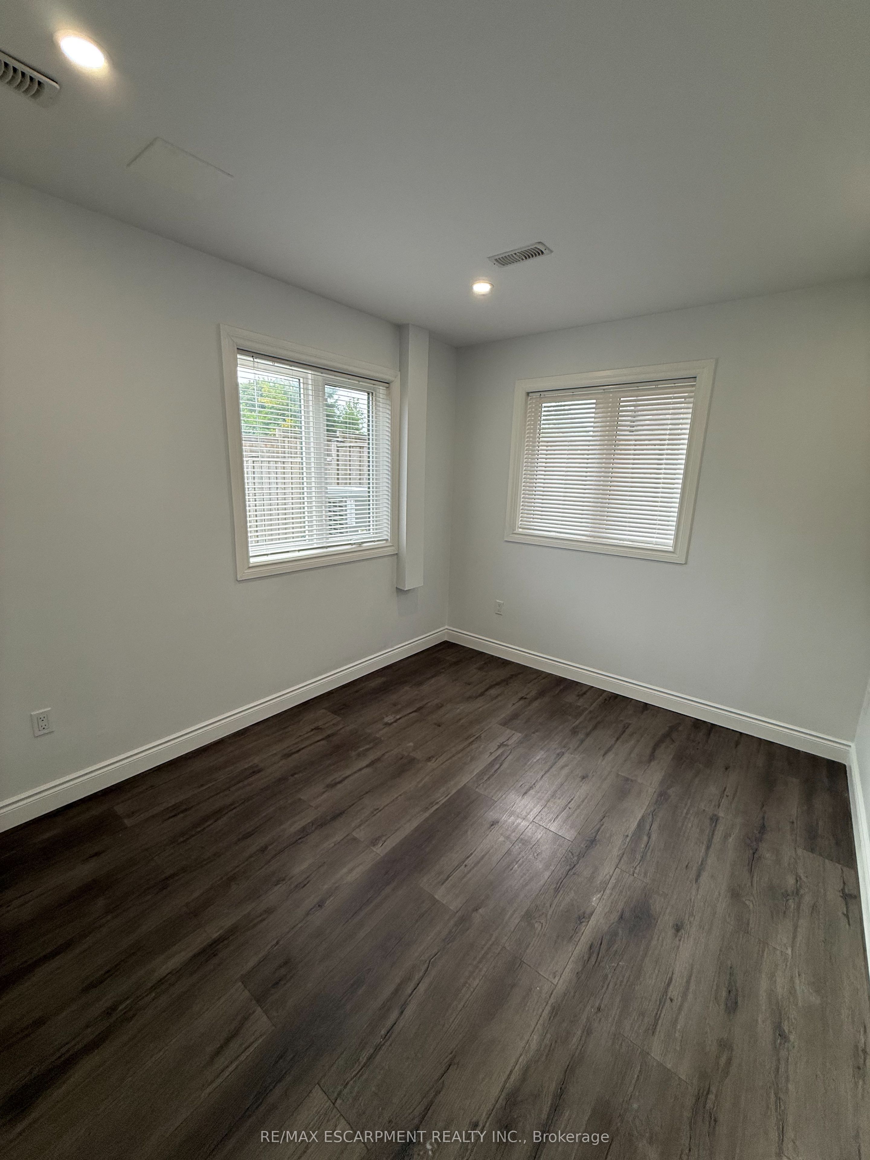 27 Deerfield Lane Lower Property Photo 14