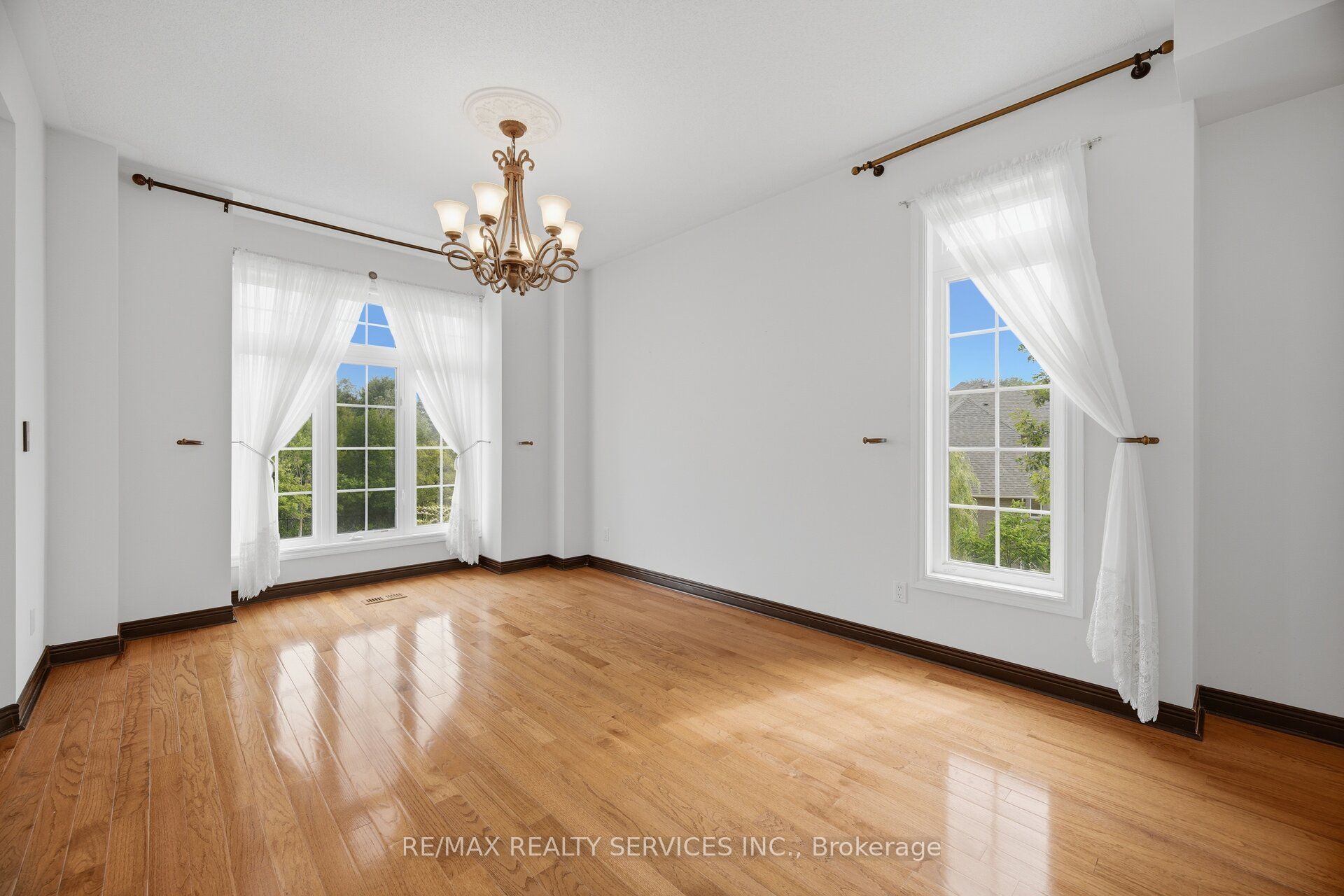15 Upper Canada Drive Property Photo 8