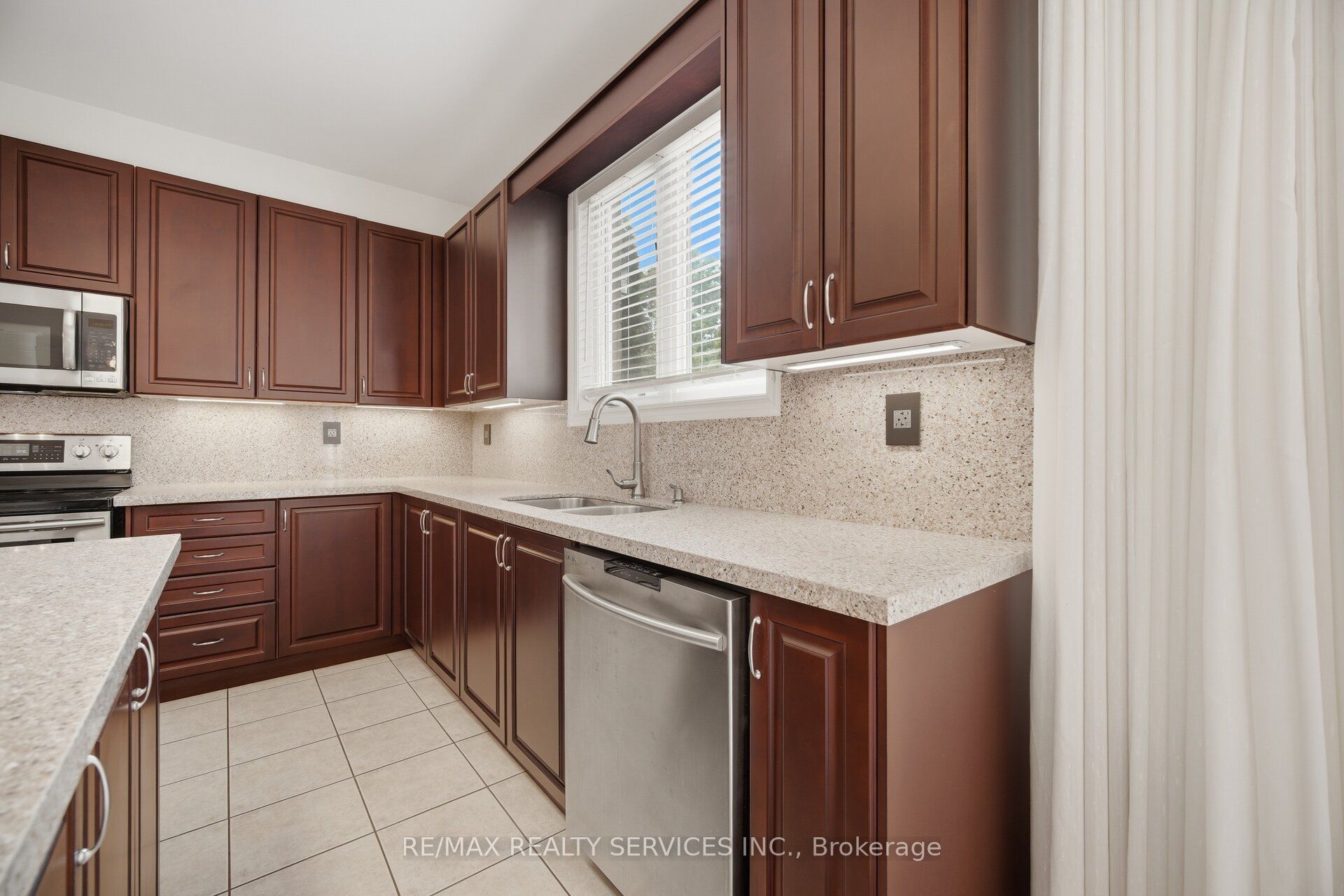 15 Upper Canada Drive Property Photo 14