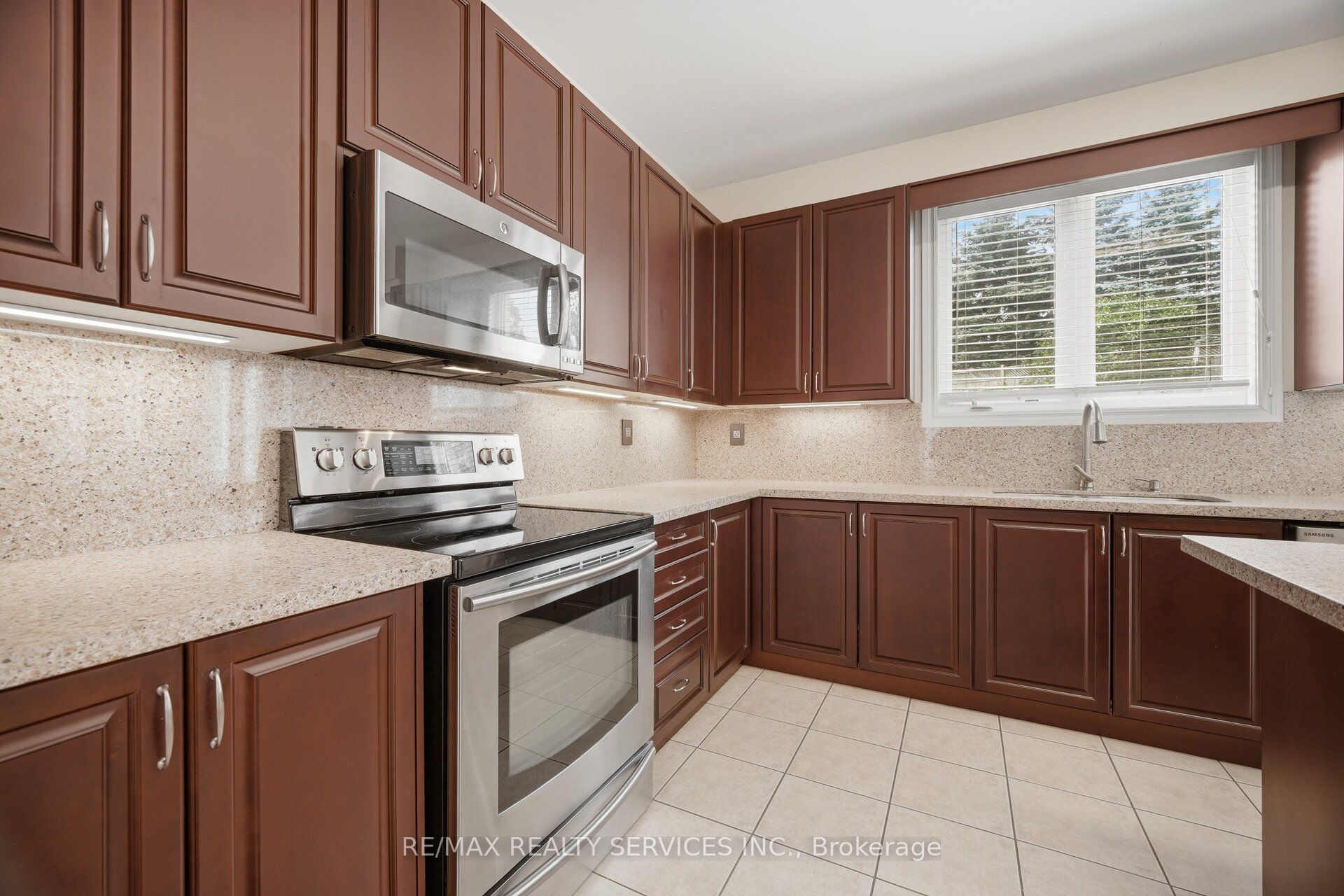 15 Upper Canada Drive Property Photo 16
