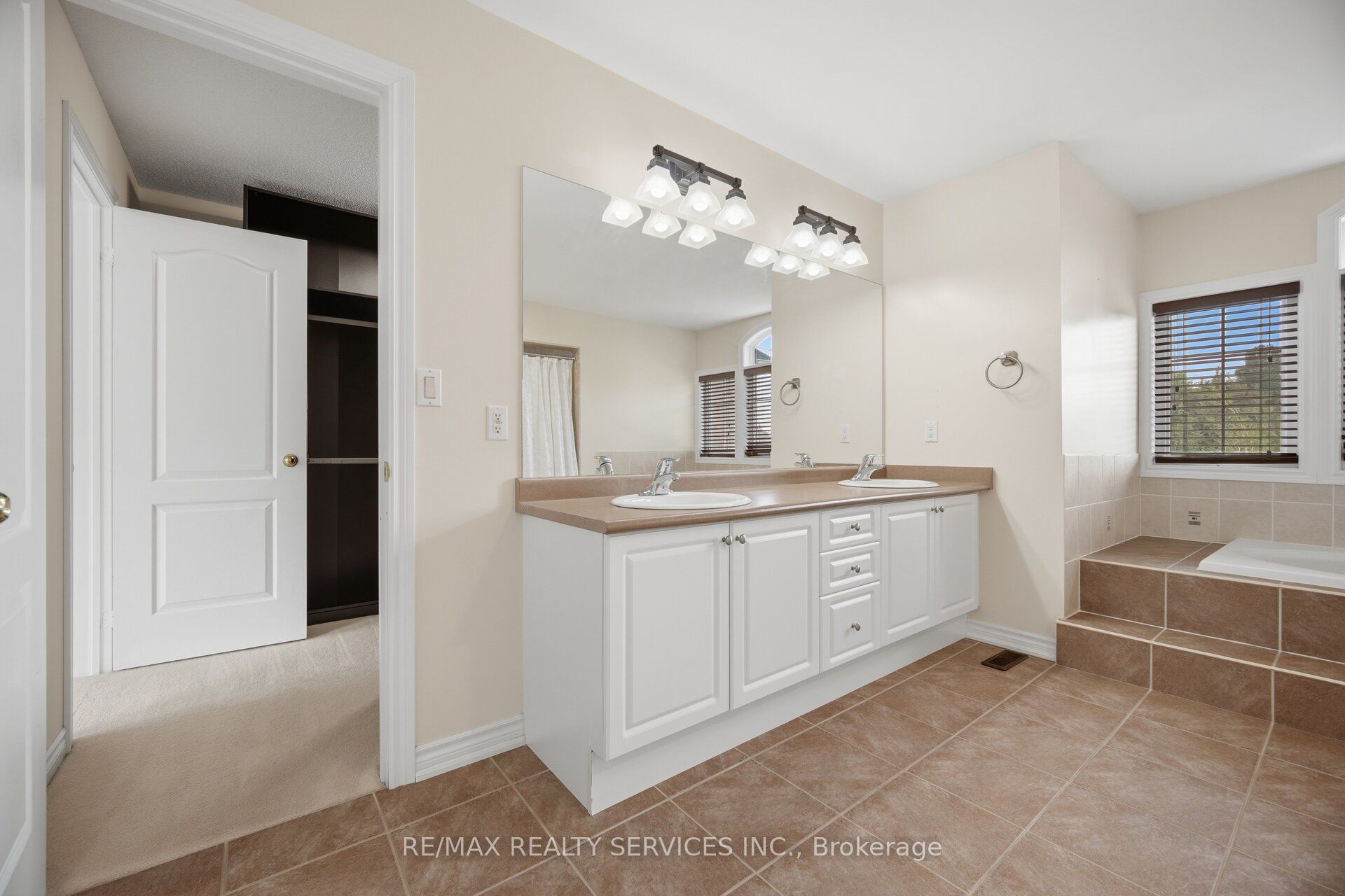 15 Upper Canada Drive Property Photo 31