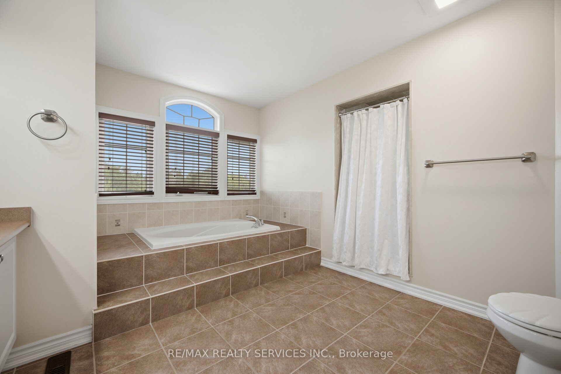 15 Upper Canada Drive Property Photo 32