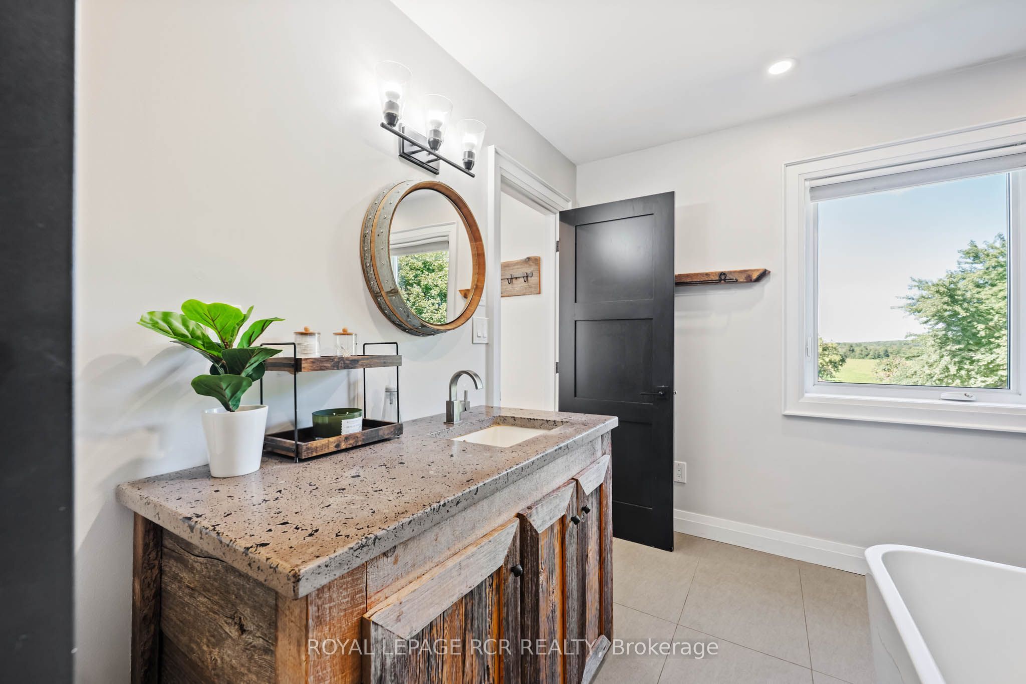 253247 9th Line Property Photo 31