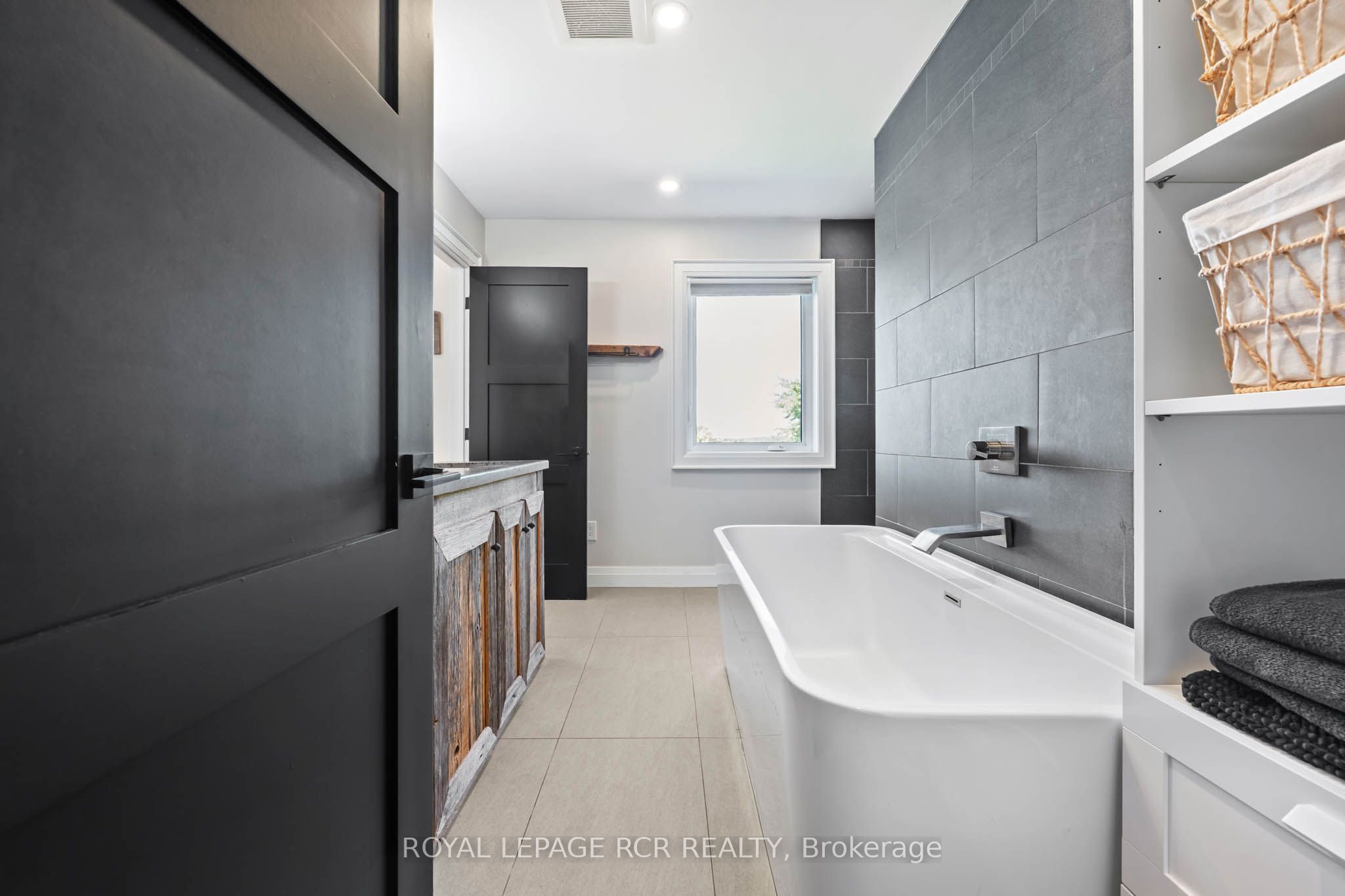 253247 9th Line Property Photo 32