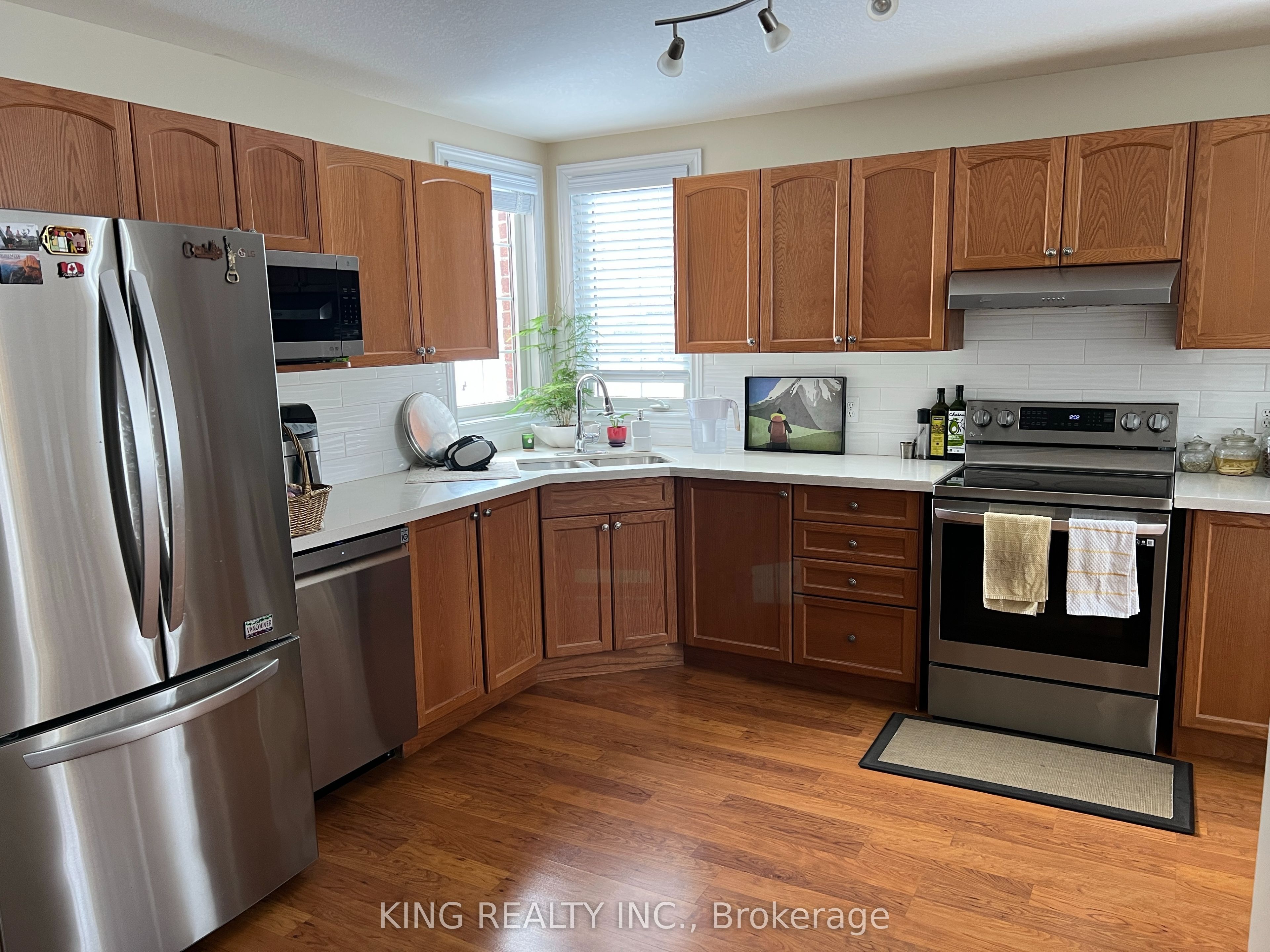 560 Garibaldi Avenue Property Photo 16