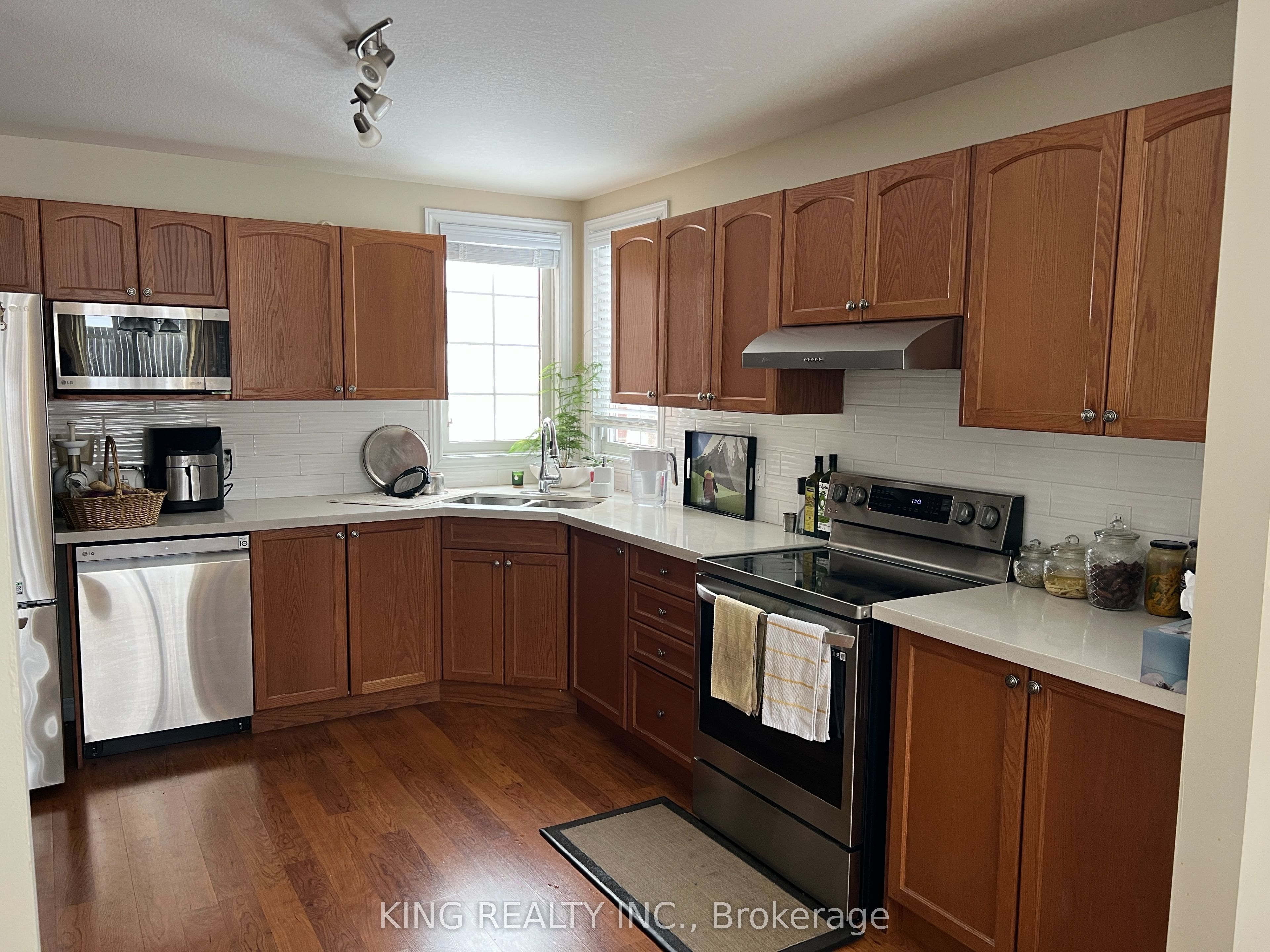 560 Garibaldi Avenue Property Photo 18