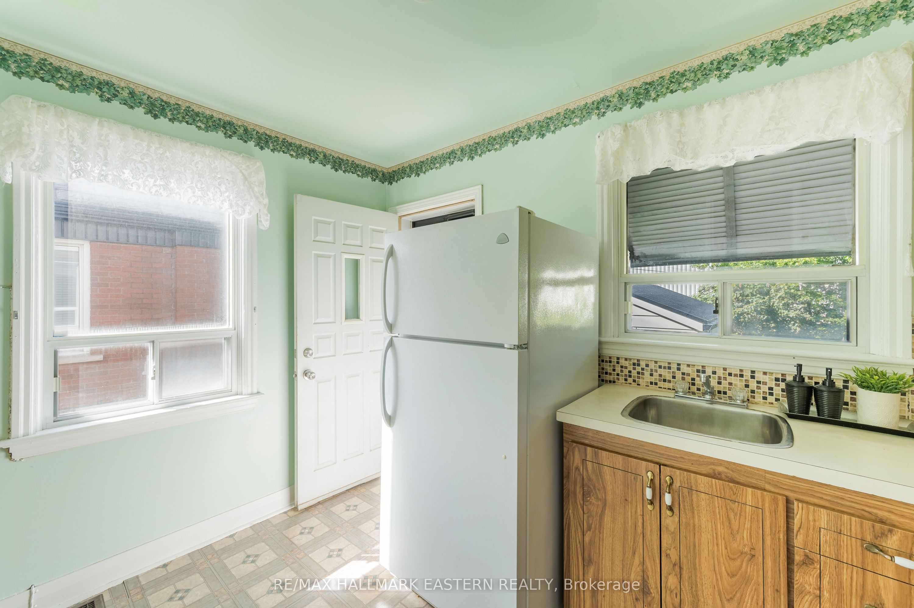 51 Ephgrave Boulevard Property Photo 12