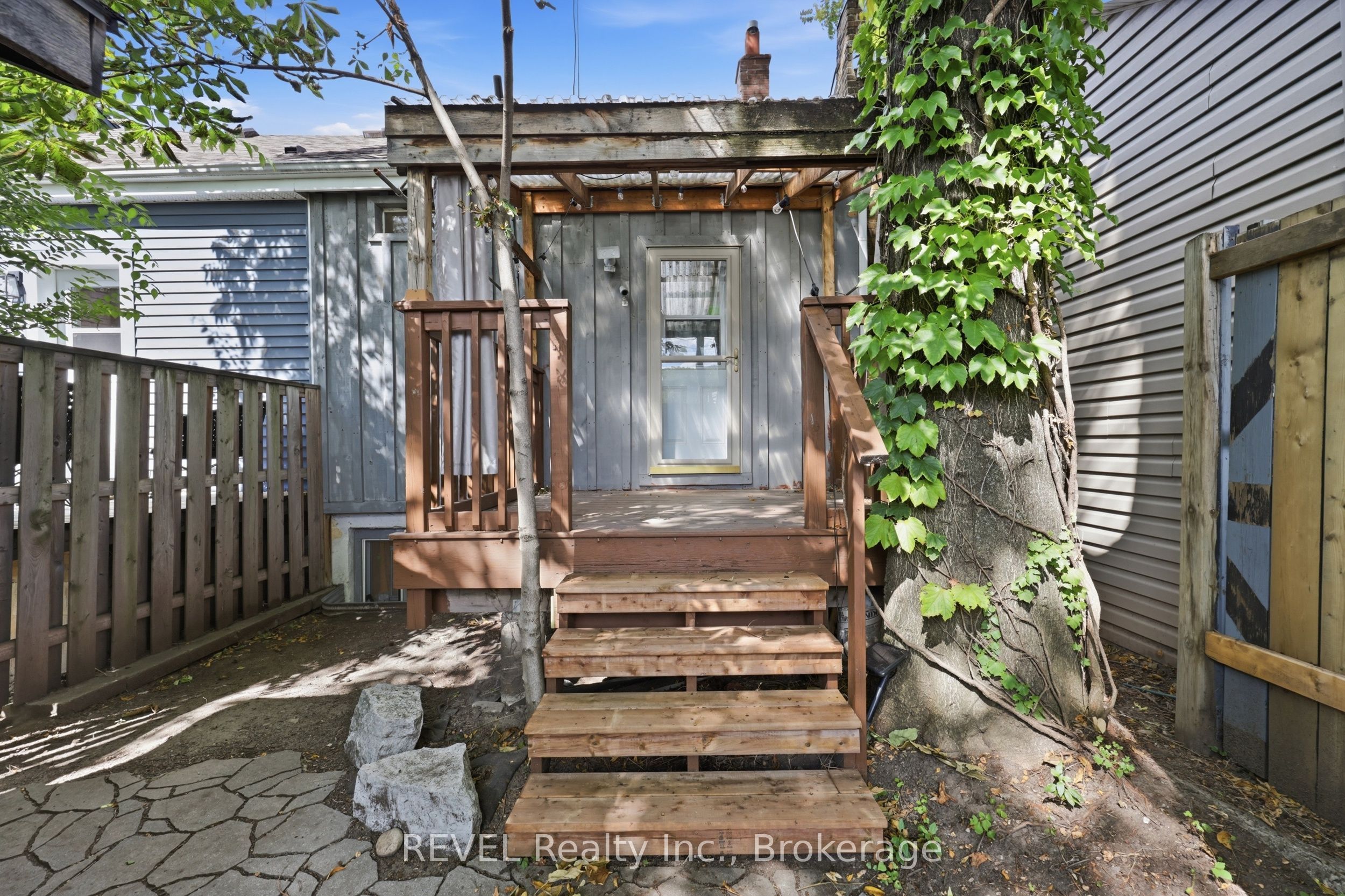 128 Robert Street Property Photo 29