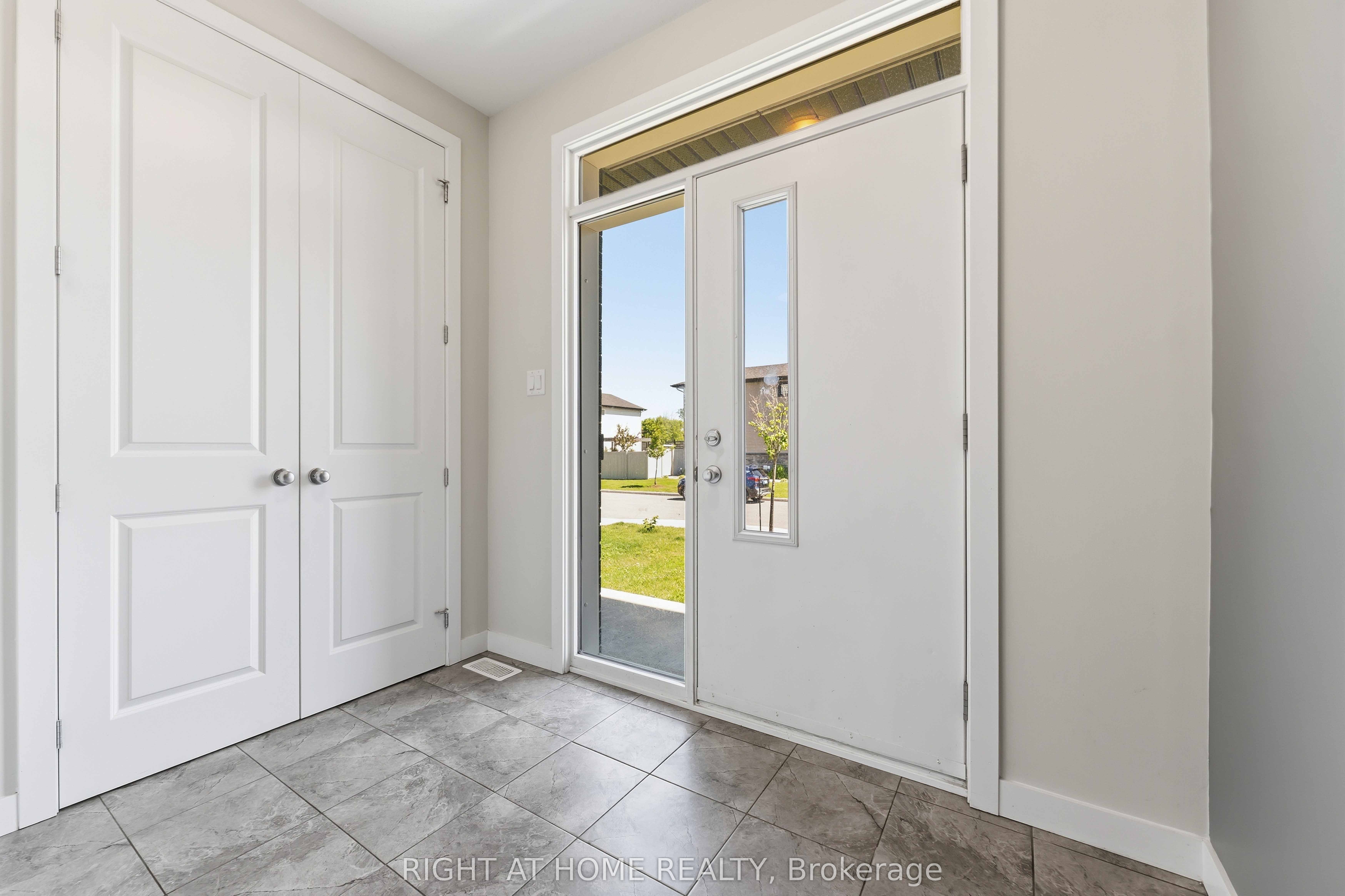 730 Kirkham Crescent Property Photo 2