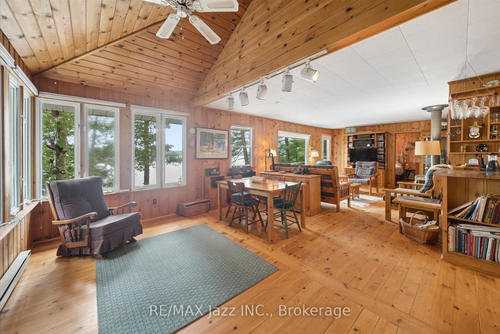 1022 Two Dogs Lane Property Photo 4