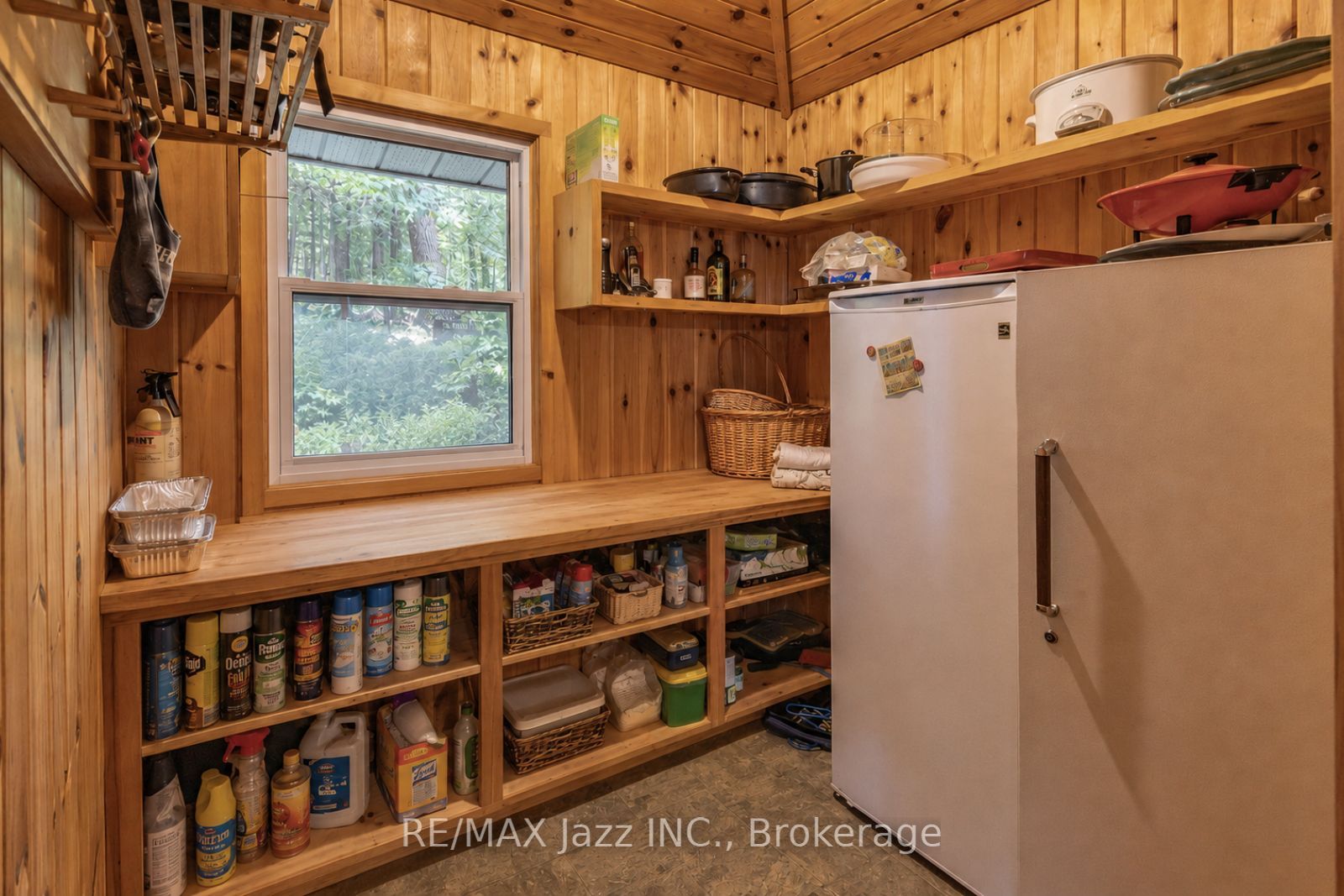 1022 Two Dogs Lane Property Photo 8
