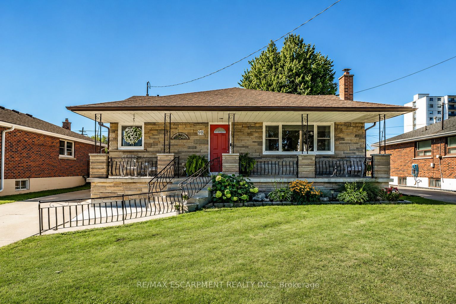 98 Duncombe Drive Property Photo 1