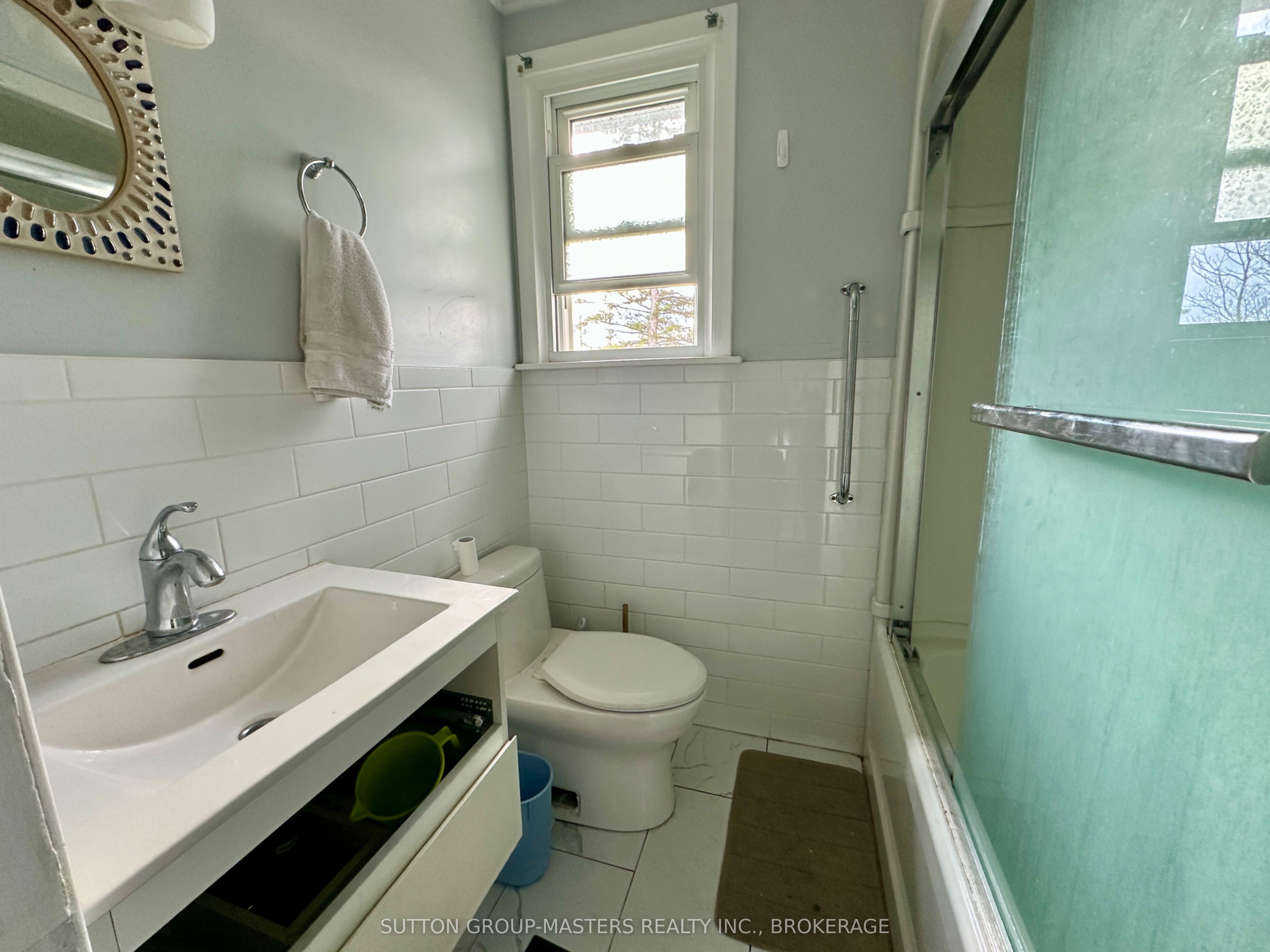 1666-1668 Victoria Street Property Photo 17