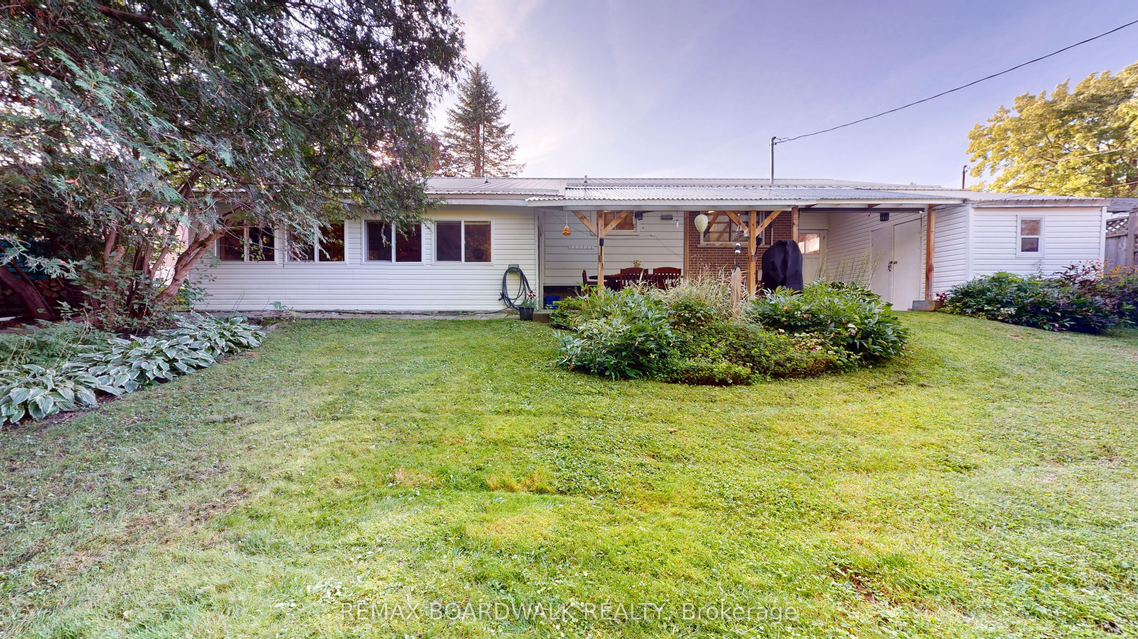 125 Front Avenue W Property Photo 2