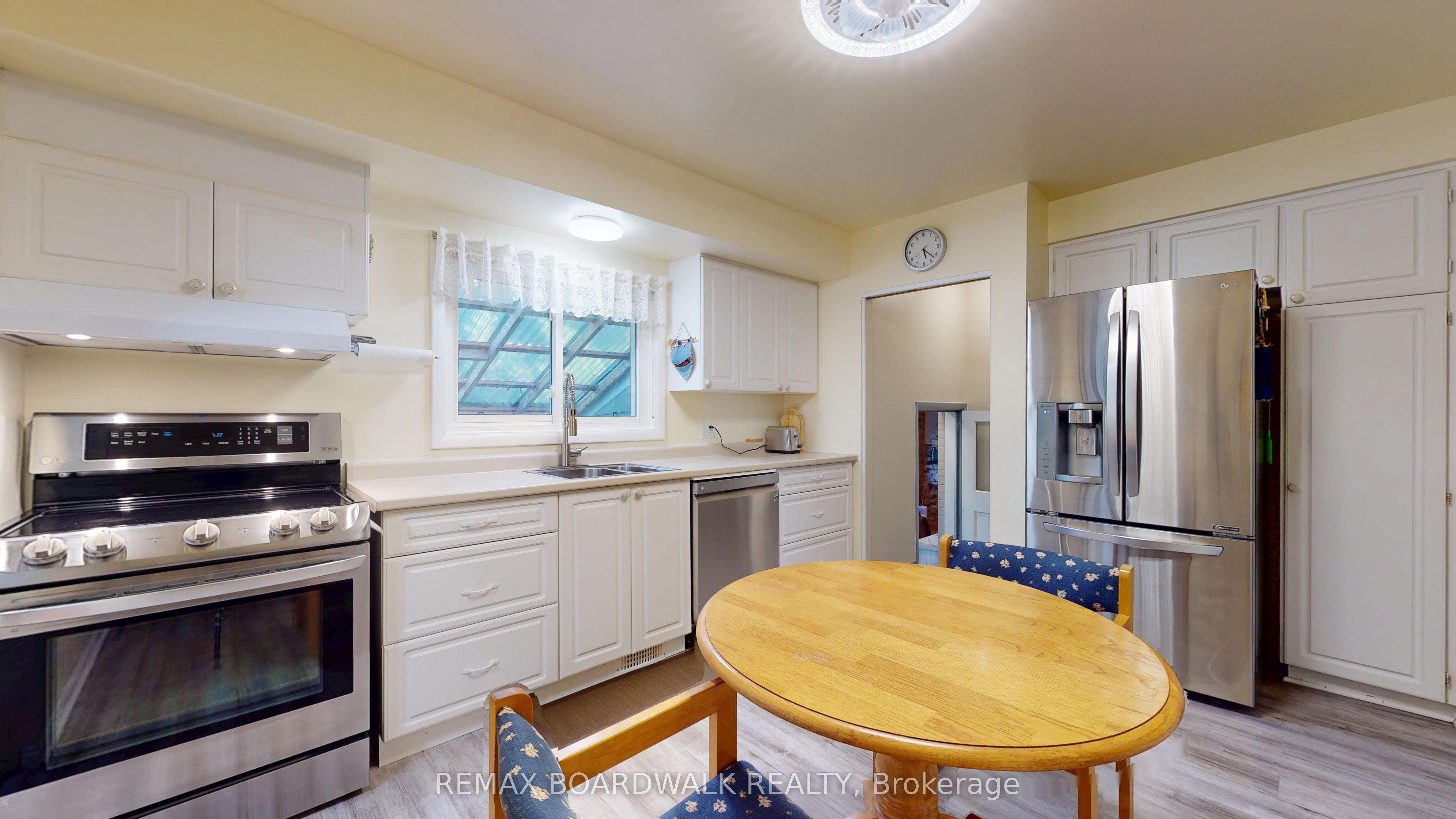 125 Front Avenue W Property Photo 8