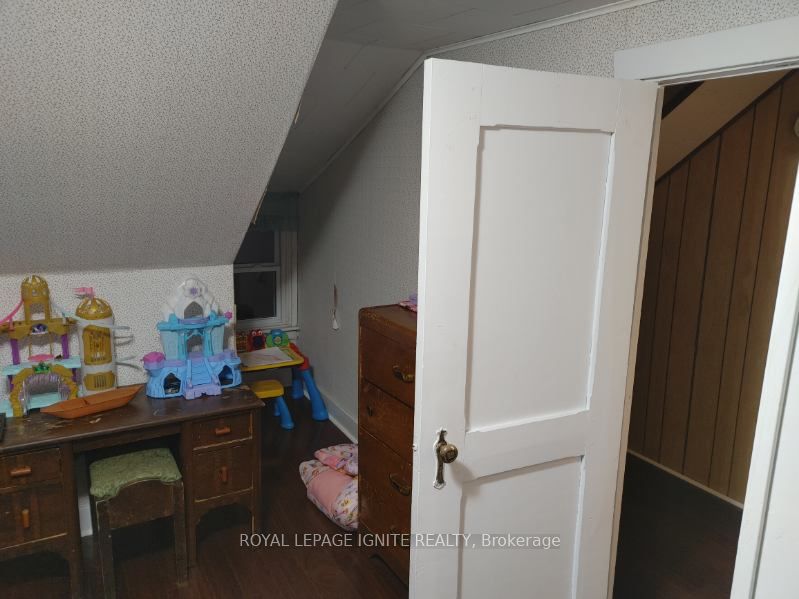 87 Ninth Street W Property Photo 3