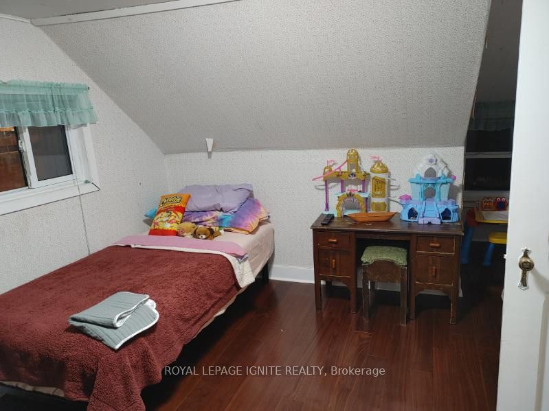 87 Ninth Street W Property Photo 5