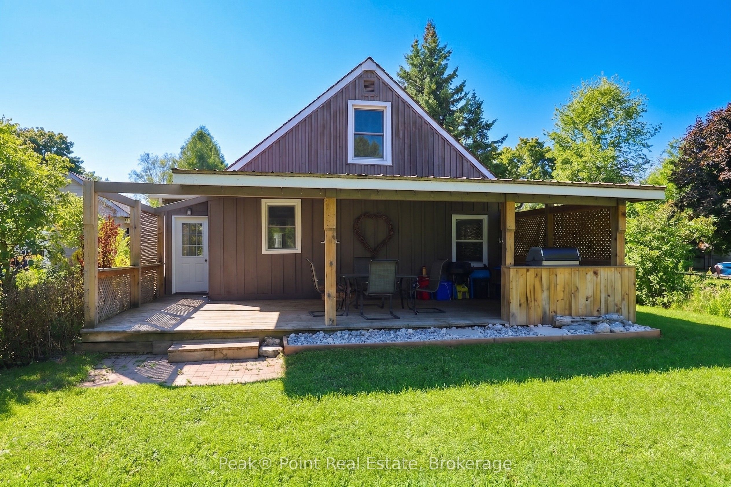 579 John Street Property Photo 4