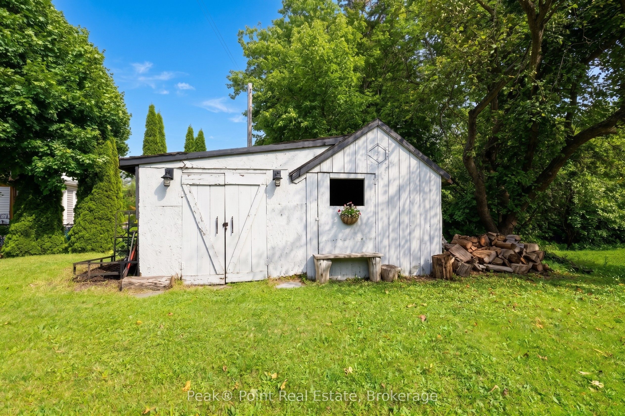 579 John Street Property Photo 7