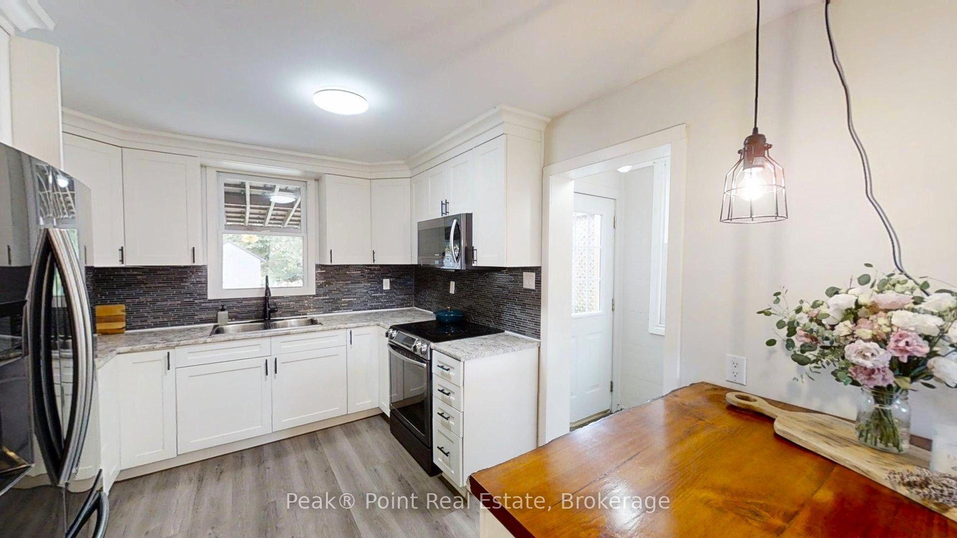 579 John Street Property Photo 12
