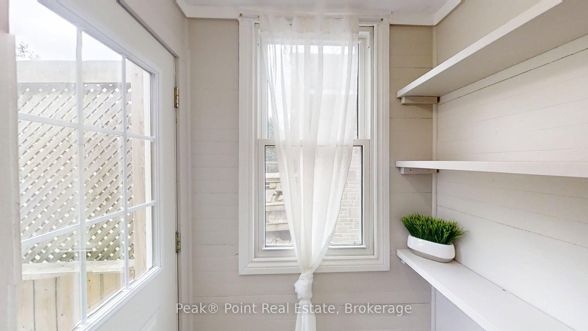 579 John Street Property Photo 13