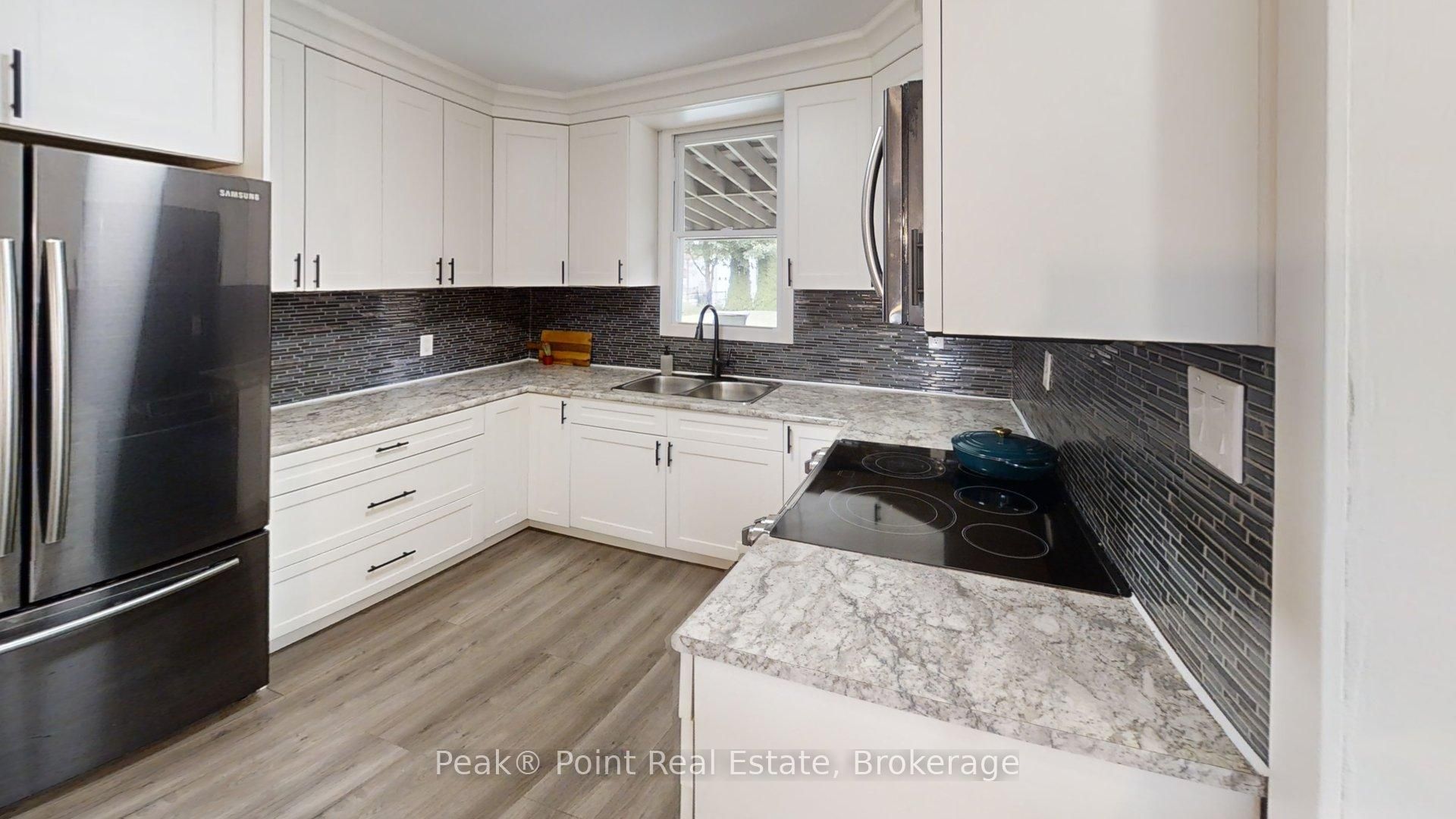 579 John Street Property Photo 14