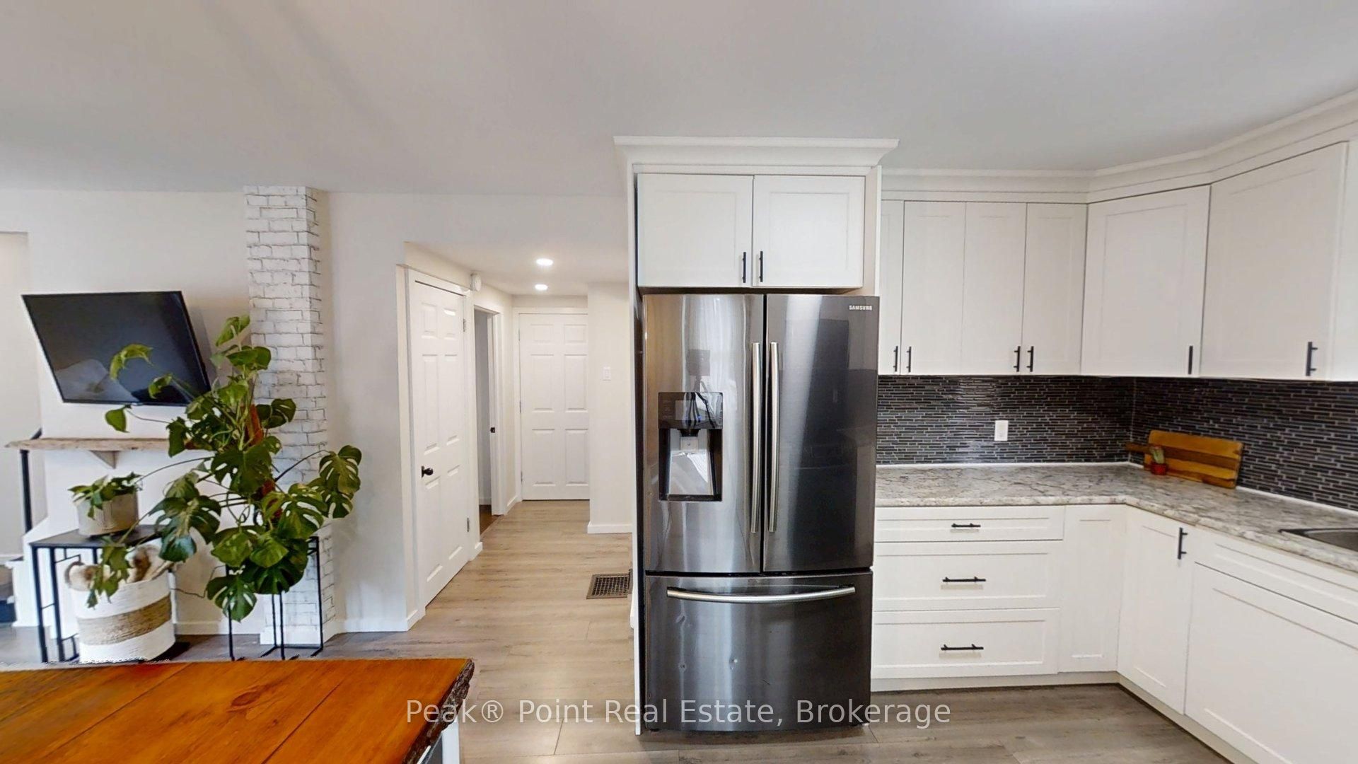 579 John Street Property Photo 16