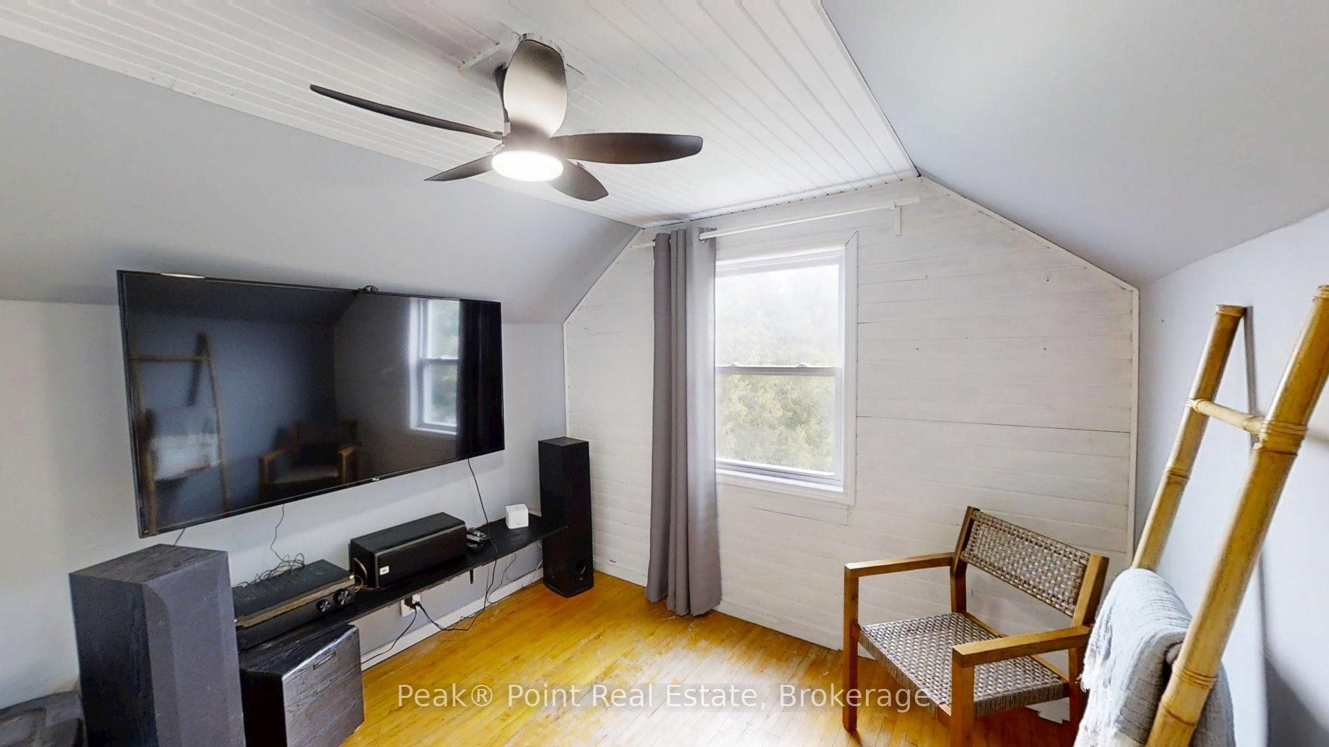 579 John Street Property Photo 25