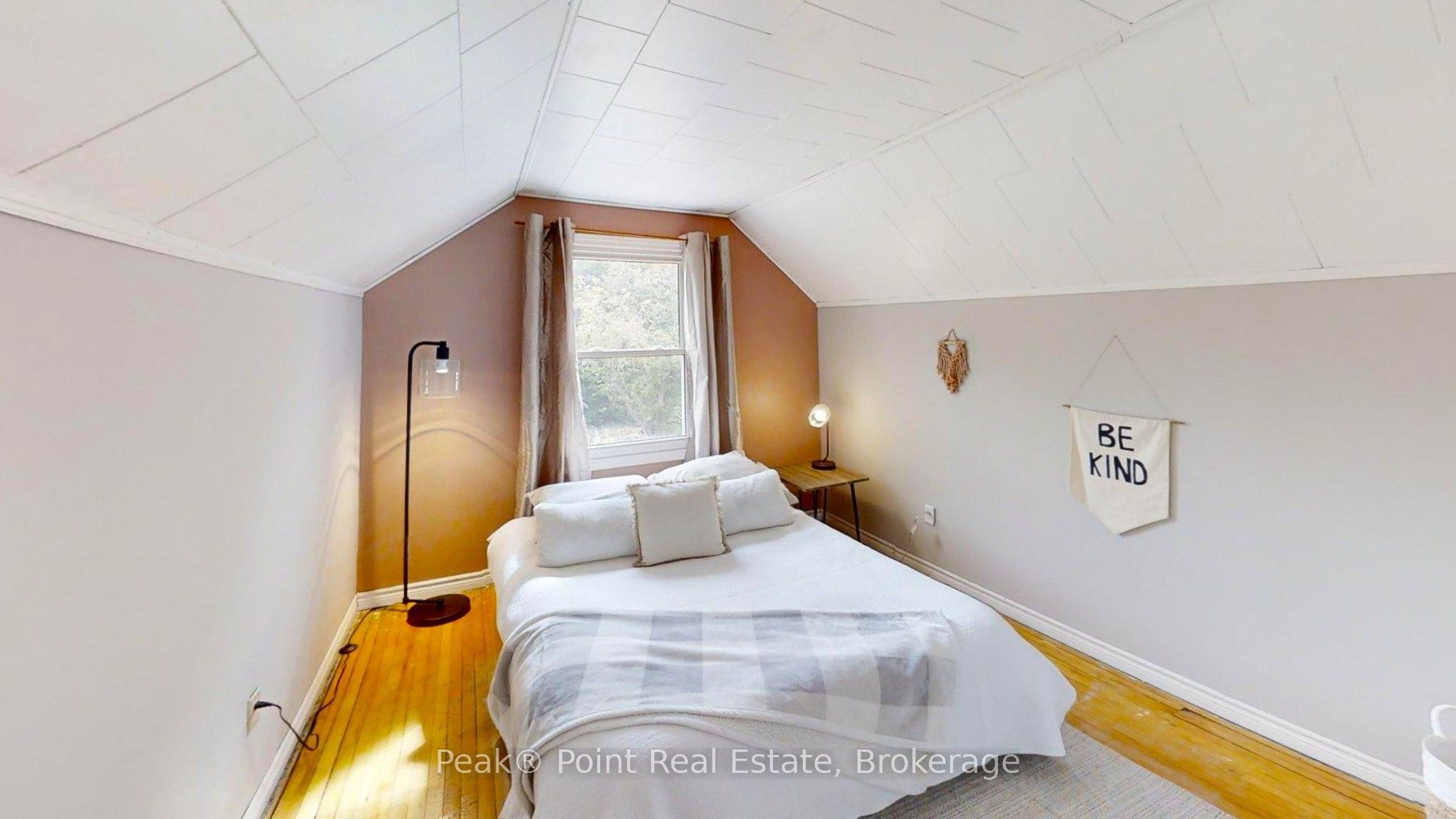 579 John Street Property Photo 27