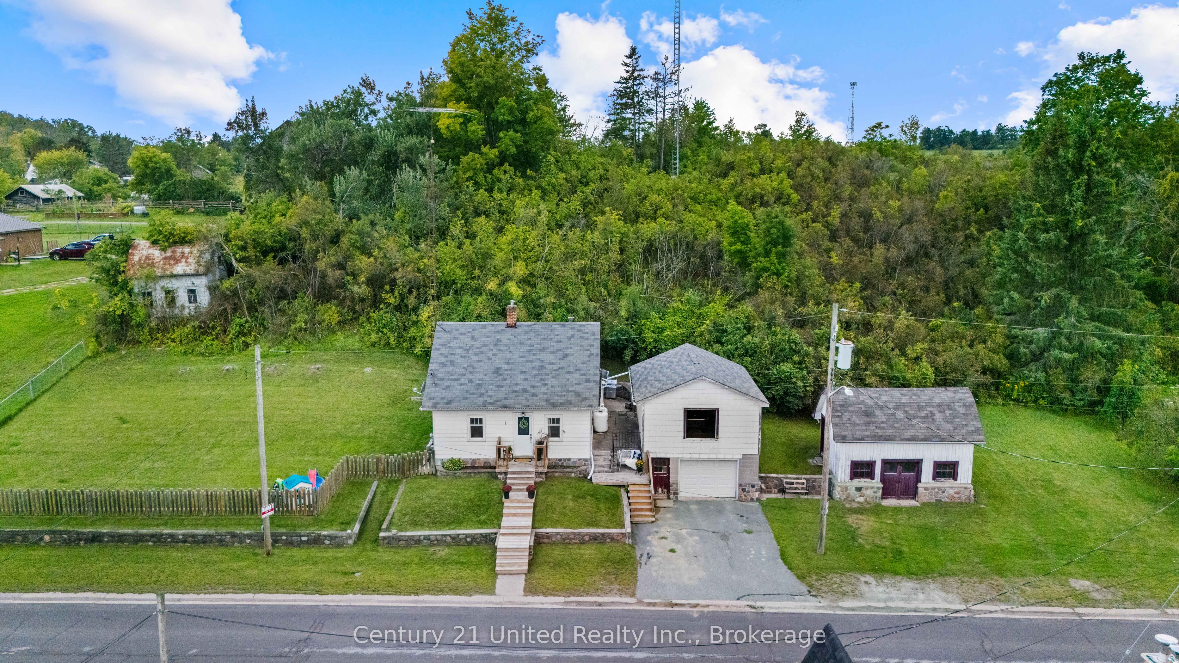882 Peterborough Street Property Photo 1