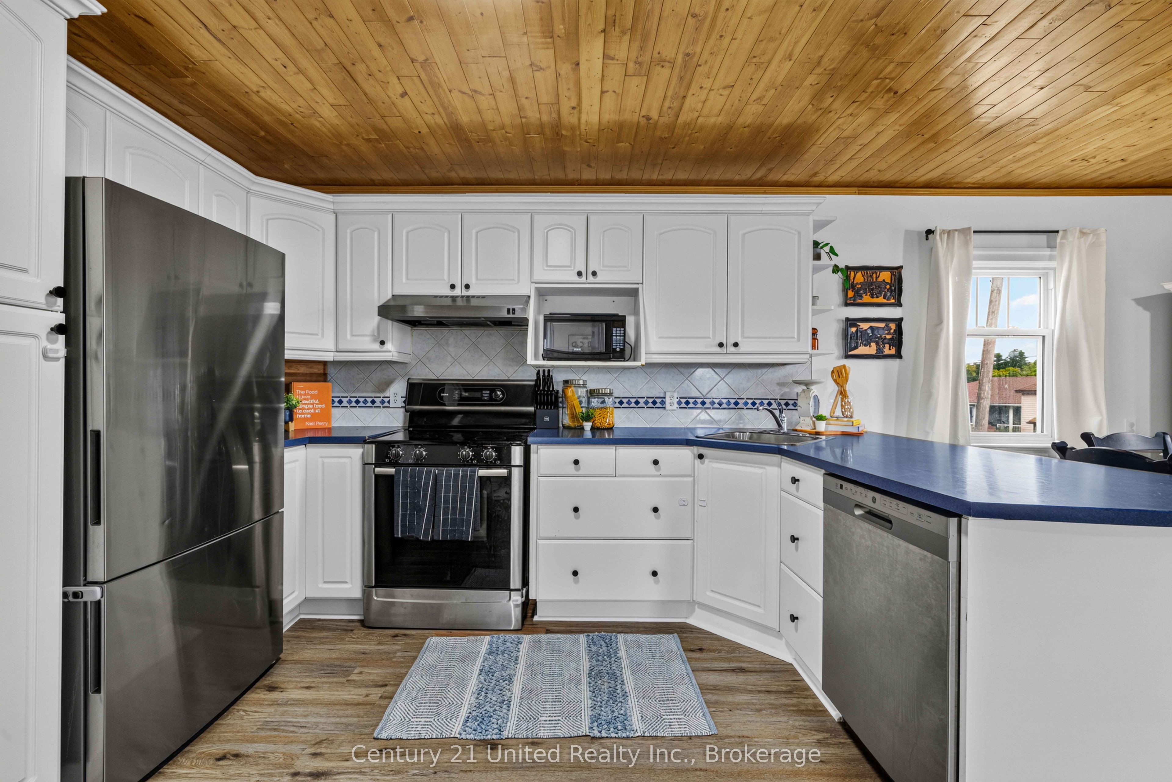 882 Peterborough Street Property Photo 6