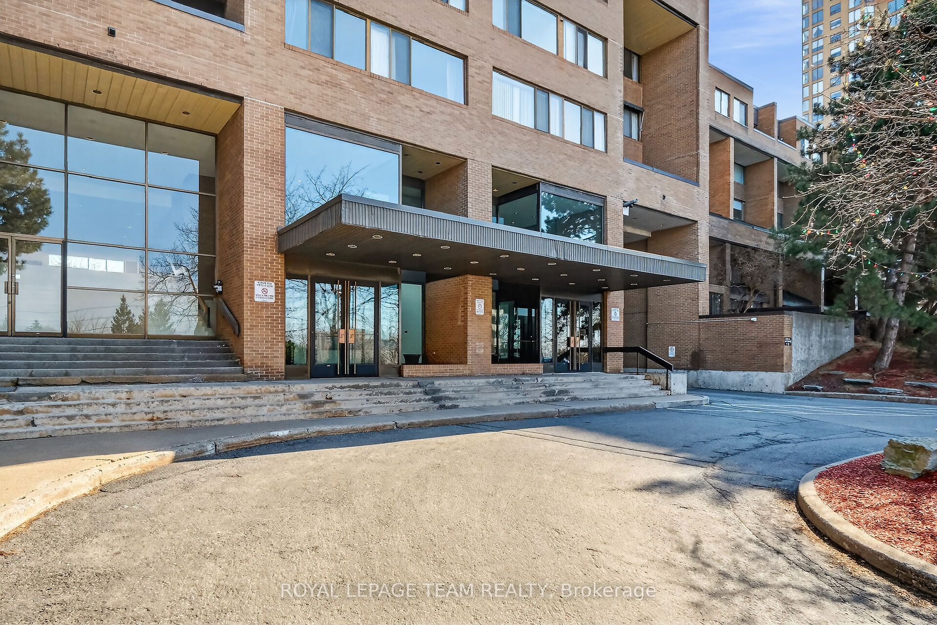 515 St Laurent Boulevard 1809 Property Photo 3