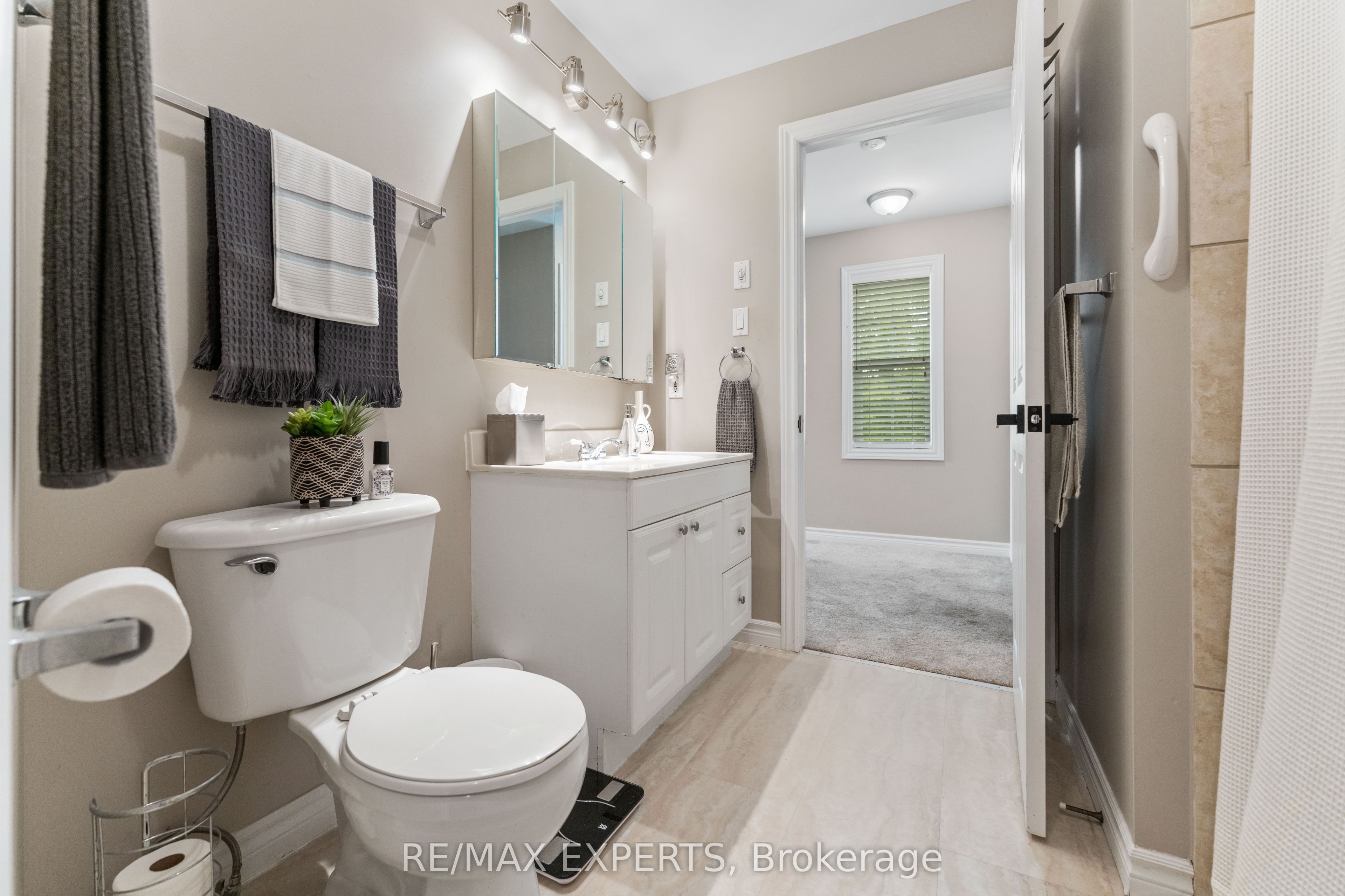 608 Simcoe Street 19 Property Photo 16