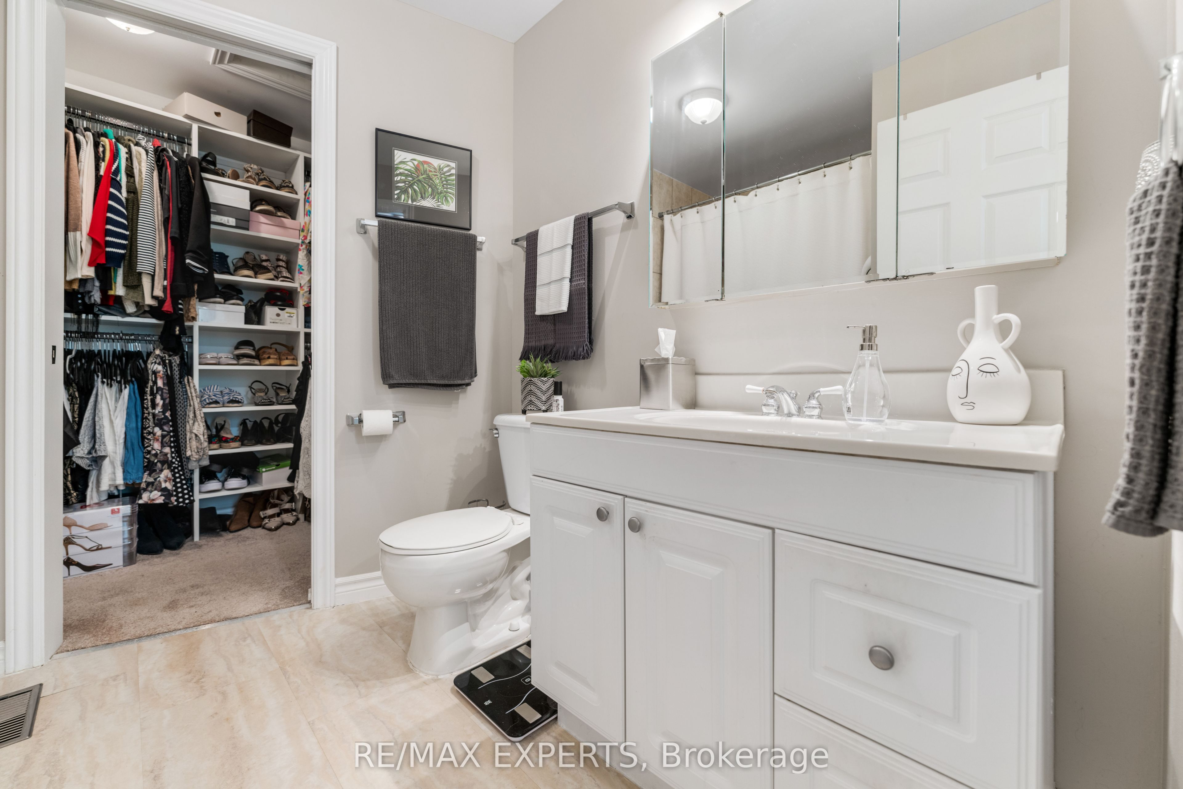 608 Simcoe Street 19 Property Photo 17